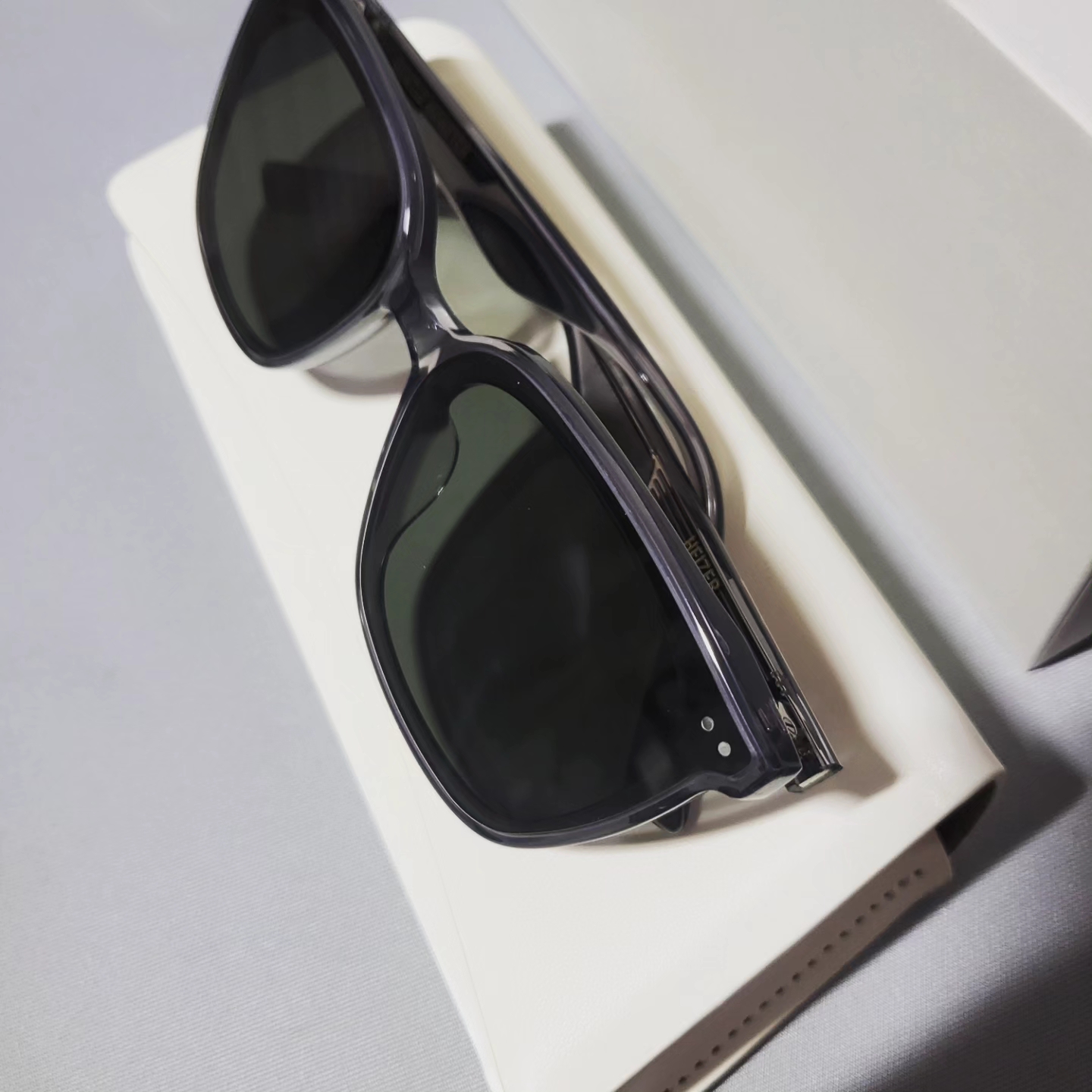 Gentle Monster Heizer 01 Black 착용 스타일 - 3
