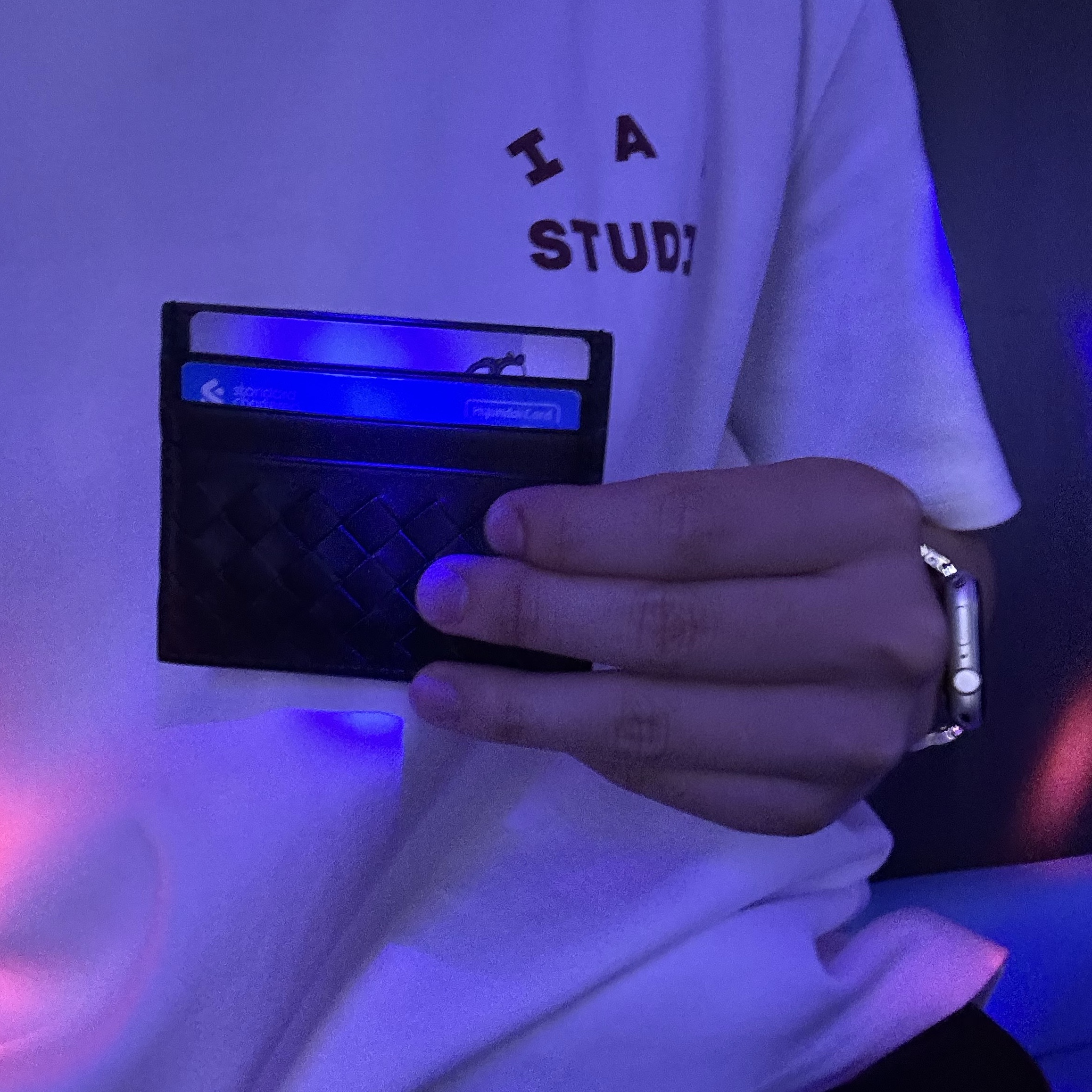 Bottega Veneta Credit Card Case Black 착용 스타일