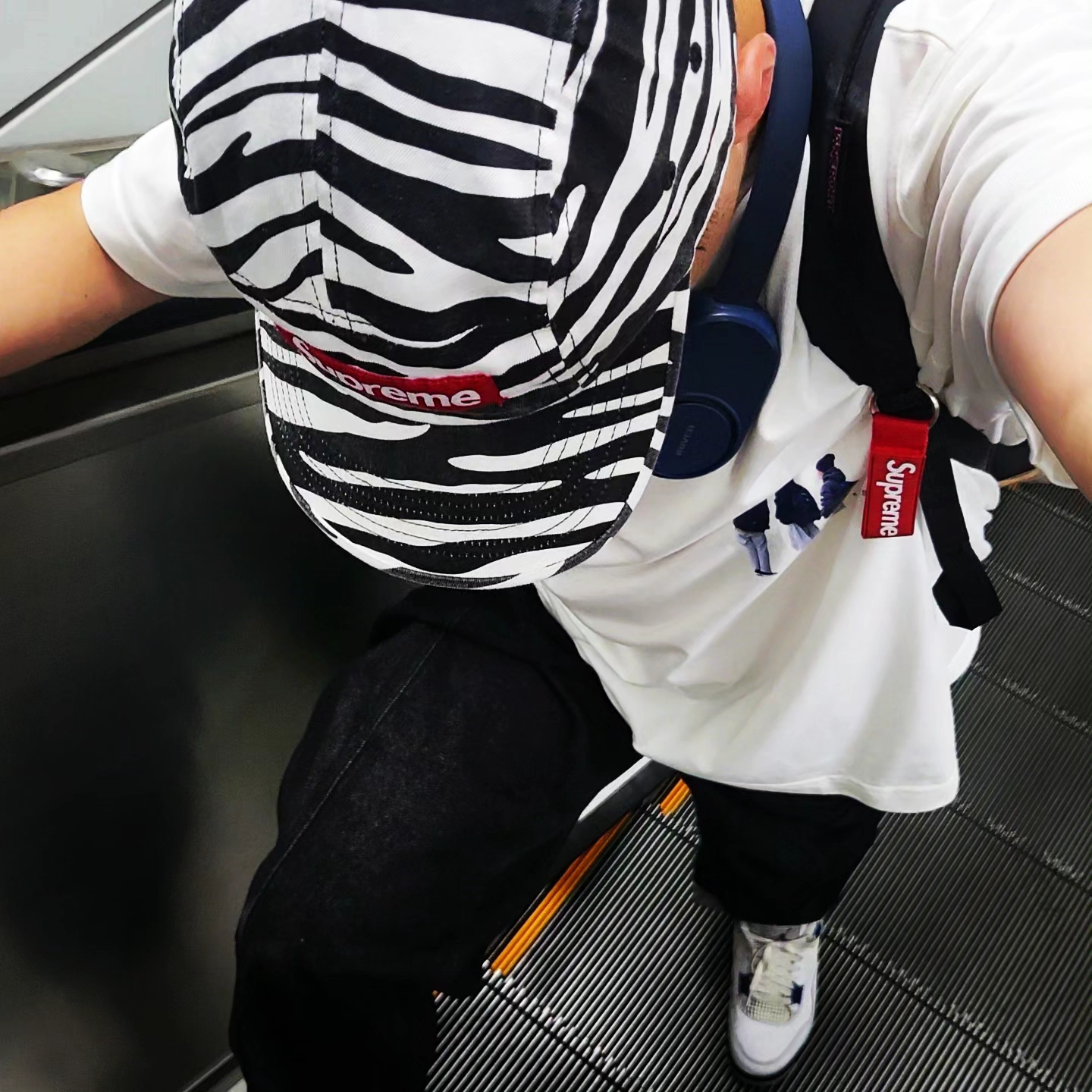 Supreme Washed Chino Twill Camp Cap Zebra - 22FW, Supreme Webbing Keychain Red - 23SS 착용 스타일 - 1