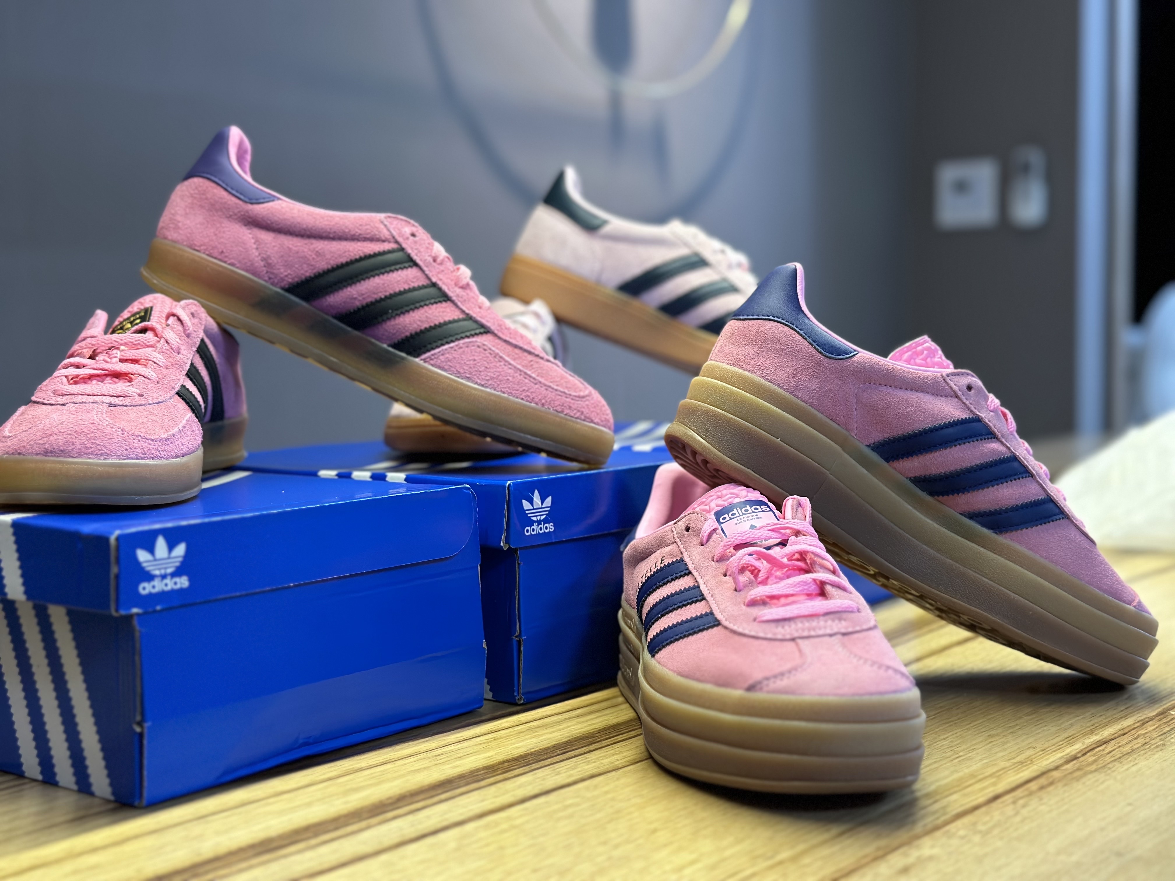 (W) Adidas Spezial Handball Clear Pink, (W) Adidas Gazelle Bold Pink Glow Victory Blue 착용 스타일 - 5