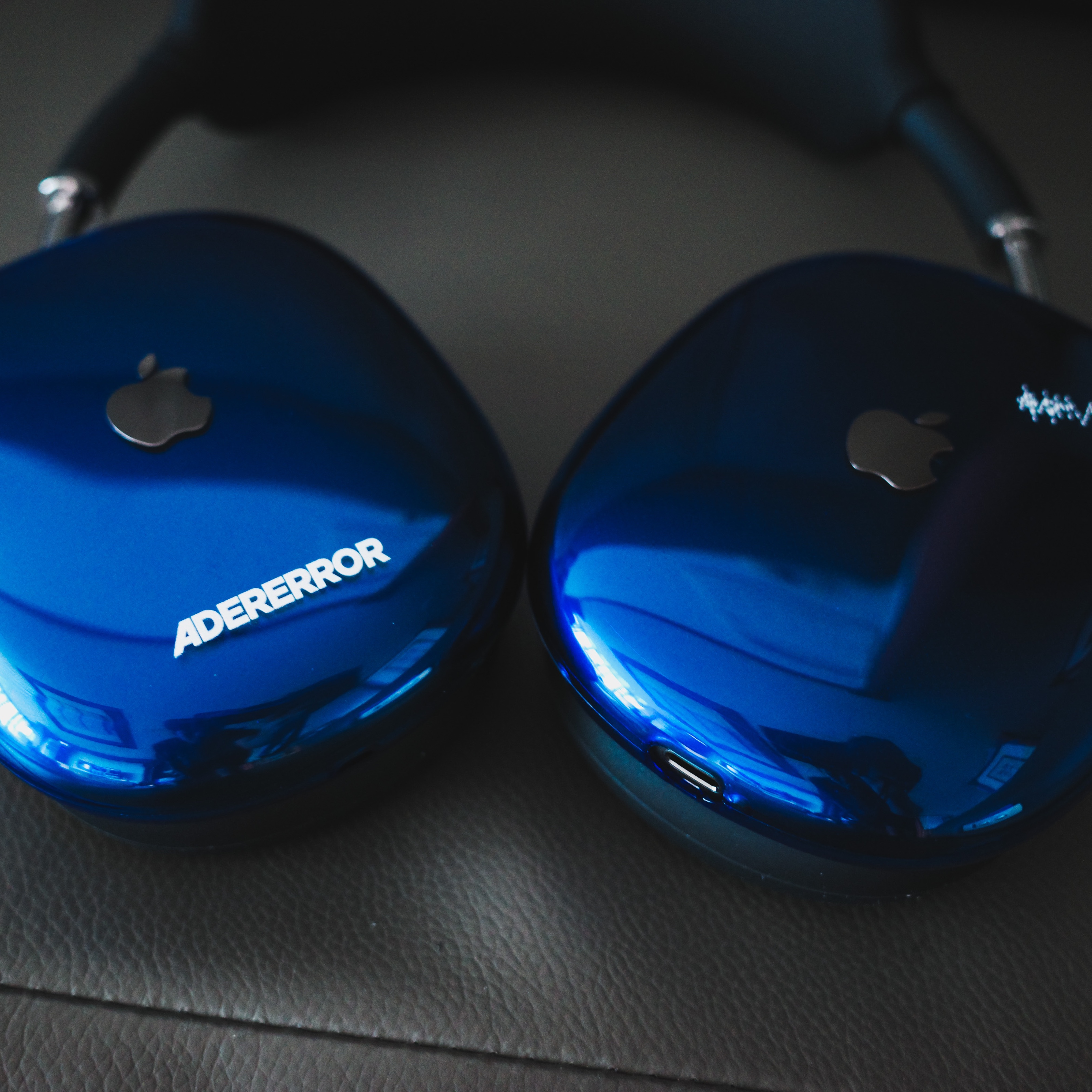 Ader Error Standic AirPods Max Case Z-Blue 착용 스타일