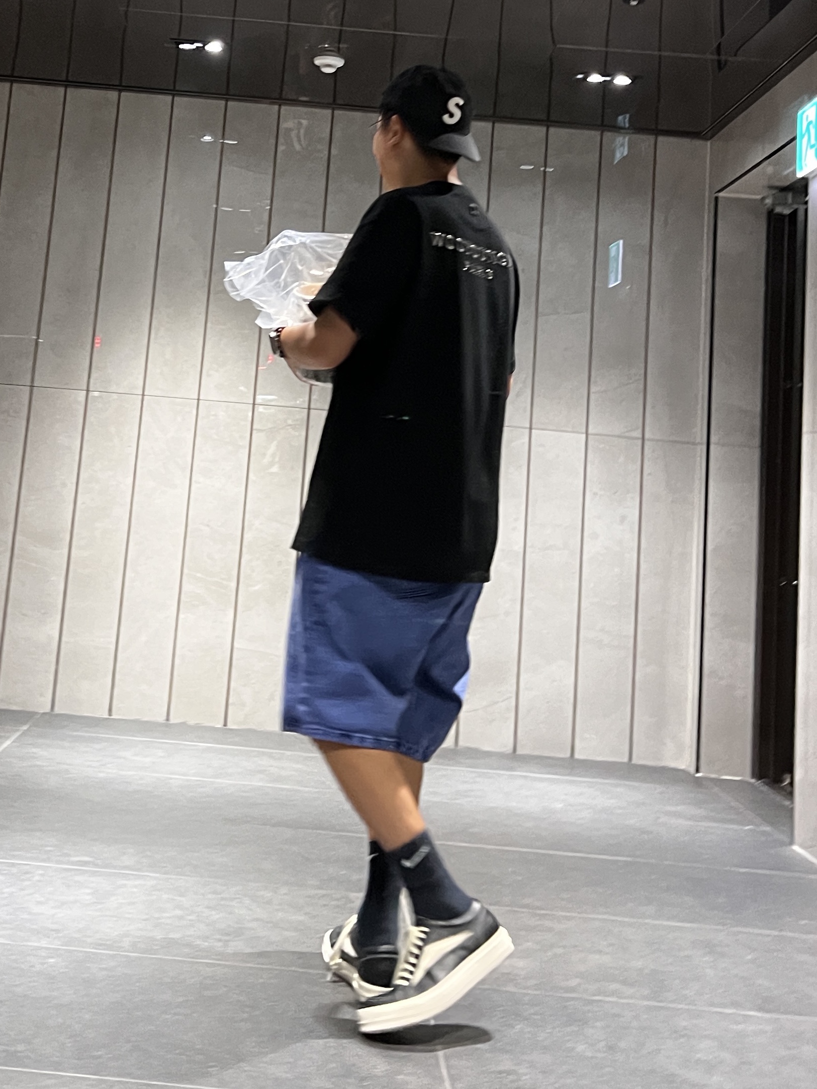 Rick Owens Luxor Vintage Sneakers Black Milk 착용 스타일 - 2