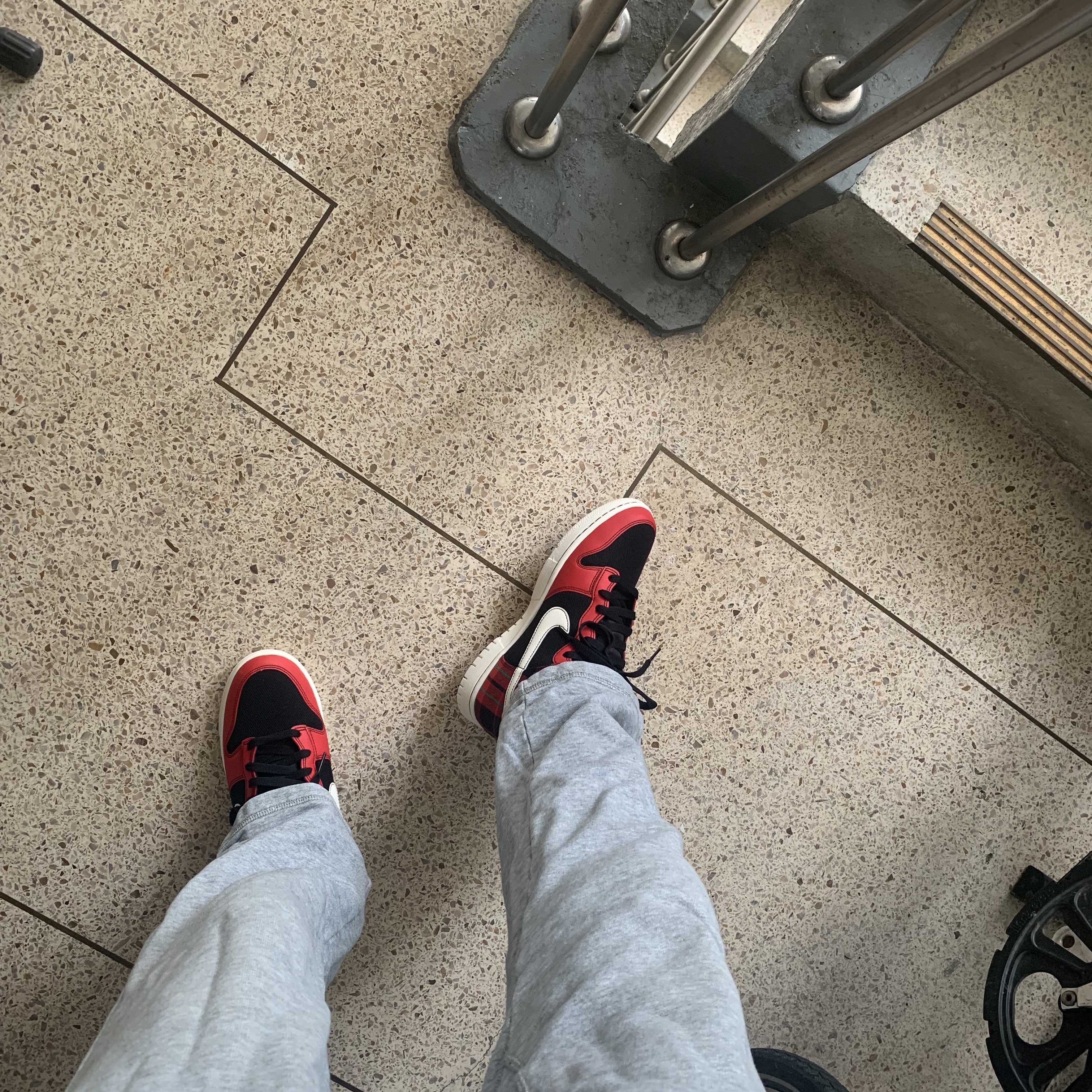 Nike Dunk High Black and University REd 착용 스타일