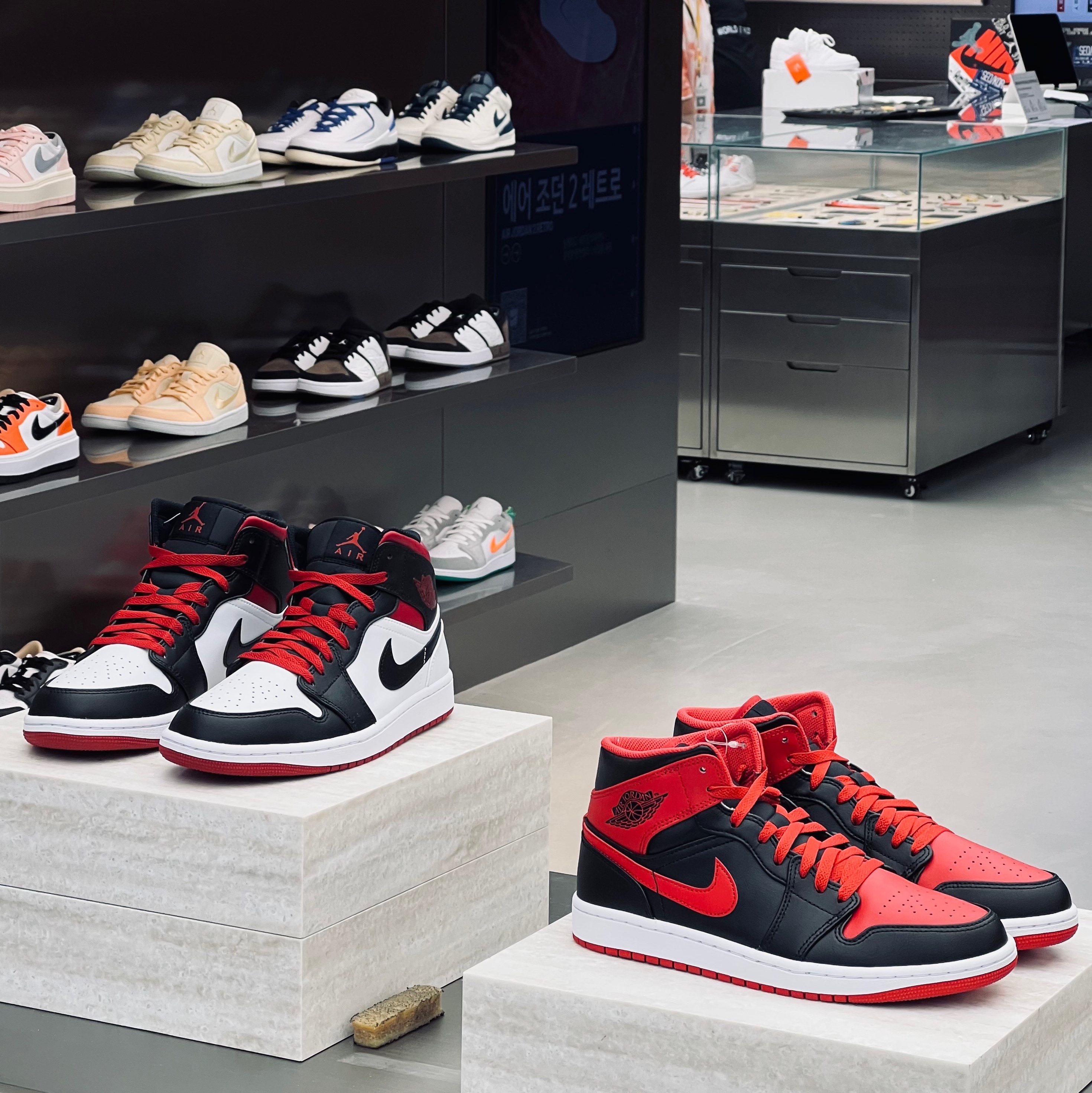 (W) Jordan 1 Low Black and White, (W) Jordan 1 Mid White Black μ°©μ© μ€νμΌ - 4