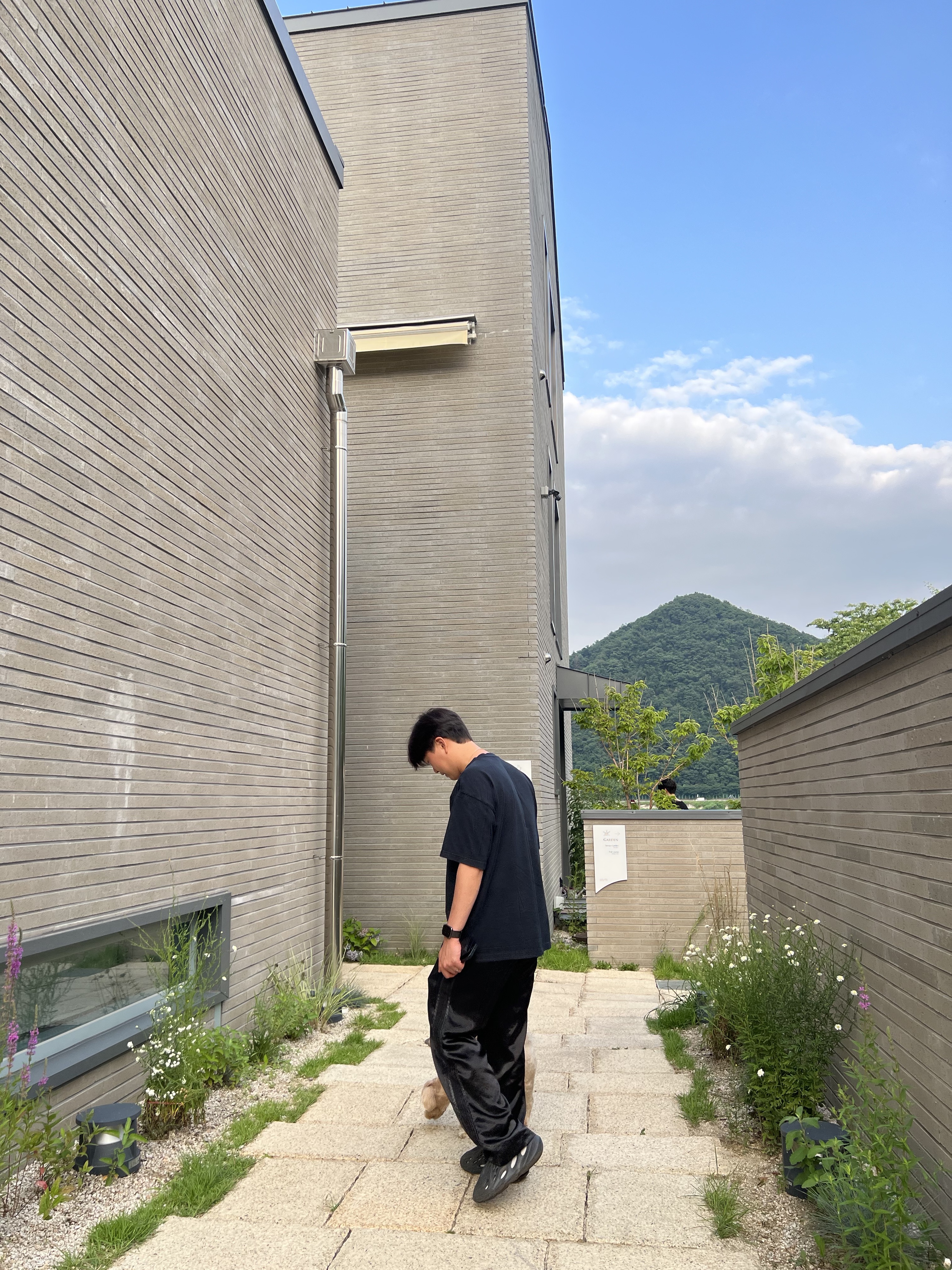 Adidas Yeezy Foam RNNR Onyx 착용 스타일 - 1