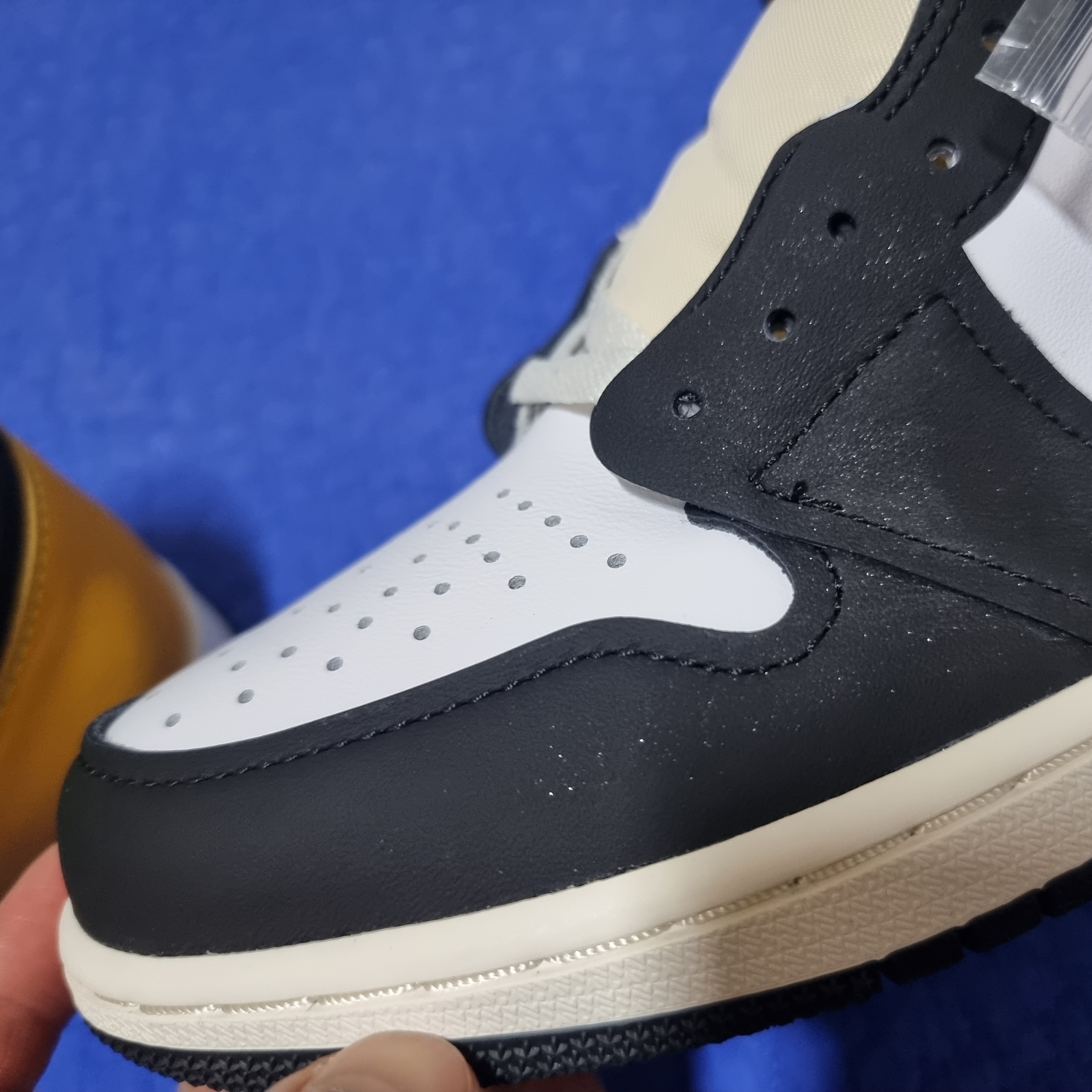 Jordan 1 Retro High OG Volt Gold 착용 스타일