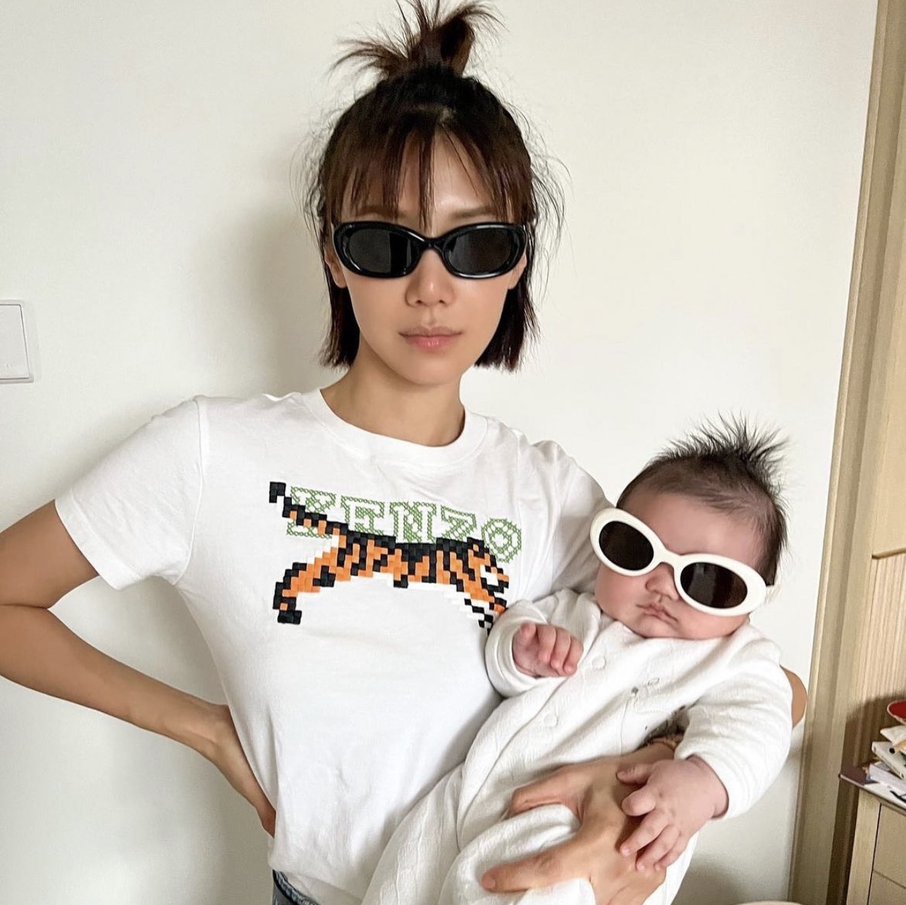 Gentle Monster x Maison Margiela MM004 Black Black 착용 스타일 - 5