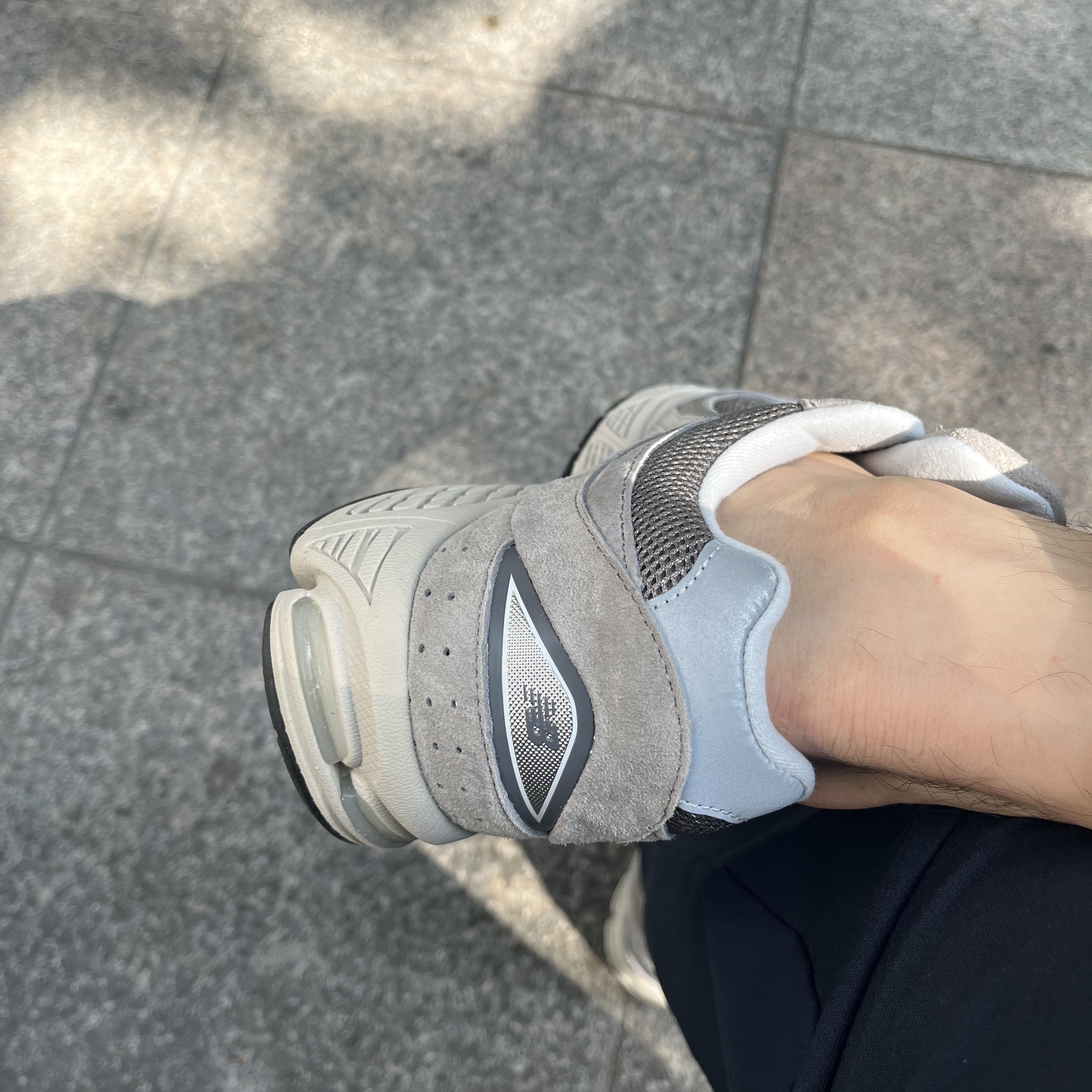 New Balance 2002R Grey 착용 스타일 - 3