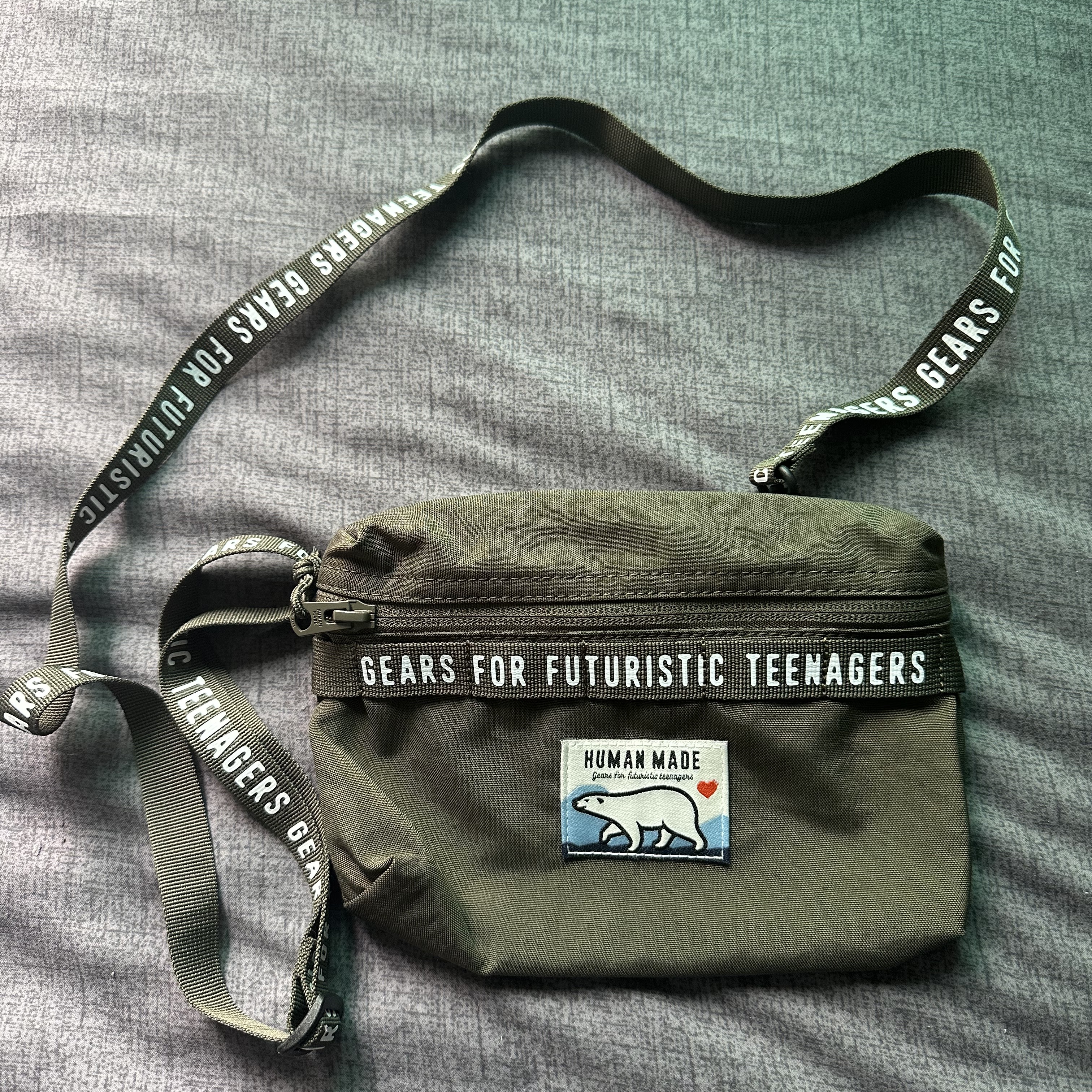 Human Made Sacoche Olive Drab 착용 스타일 - 1