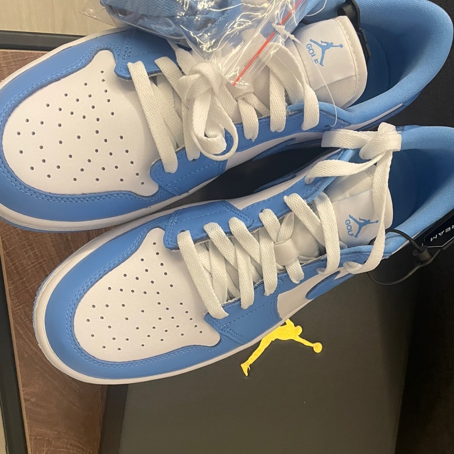 Jordan 1 Low Golf White and University Blue 착용 스타일 - 2
