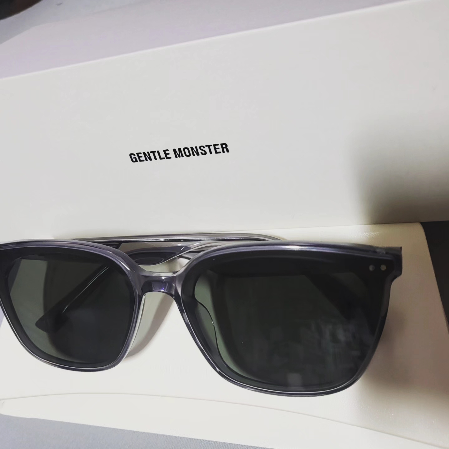 Gentle Monster Heizer 01 Black 착용 스타일 - 2