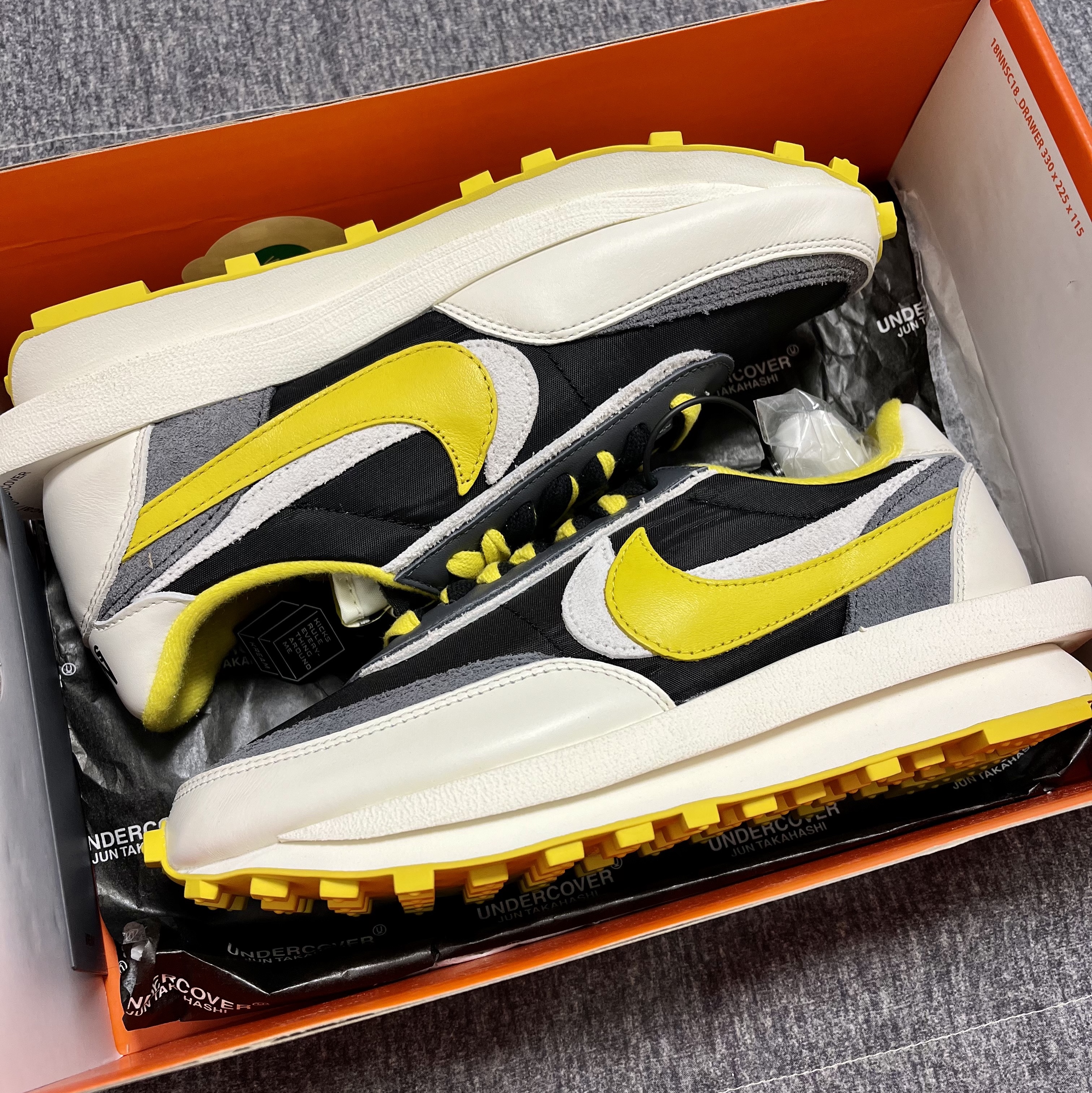 Nike x Sacai x Undercover LDWaffle Black Bright Citron, Jordan 1 x Travis Scott x Fragment Retro Low OG SP Military Blue 착용 스타일 - 1
