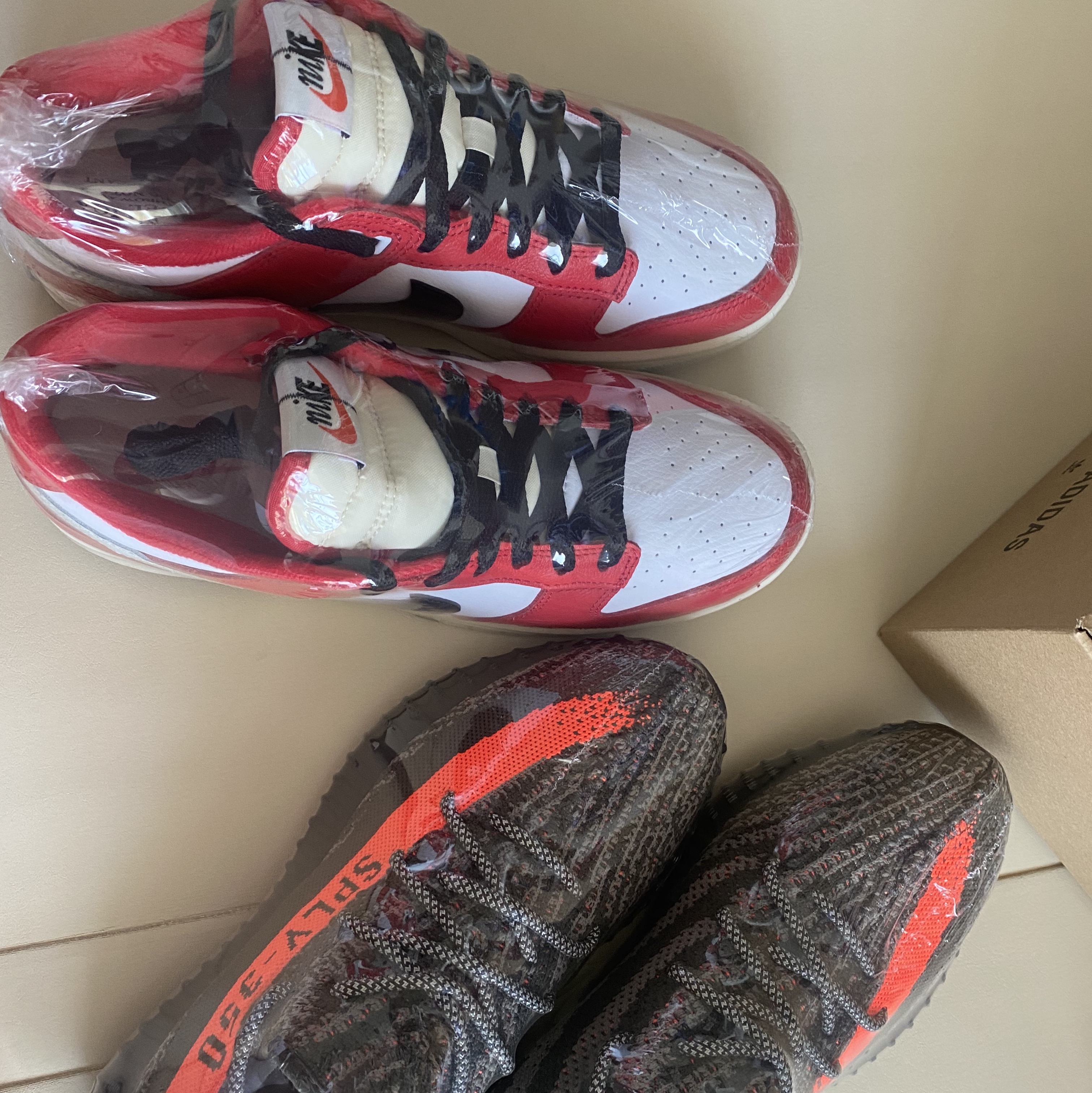 Nike Dunk Low Retro PRM University Red Black, Adidas Yeezy Boost 350 V2 Carbon Beluga 착용 스타일