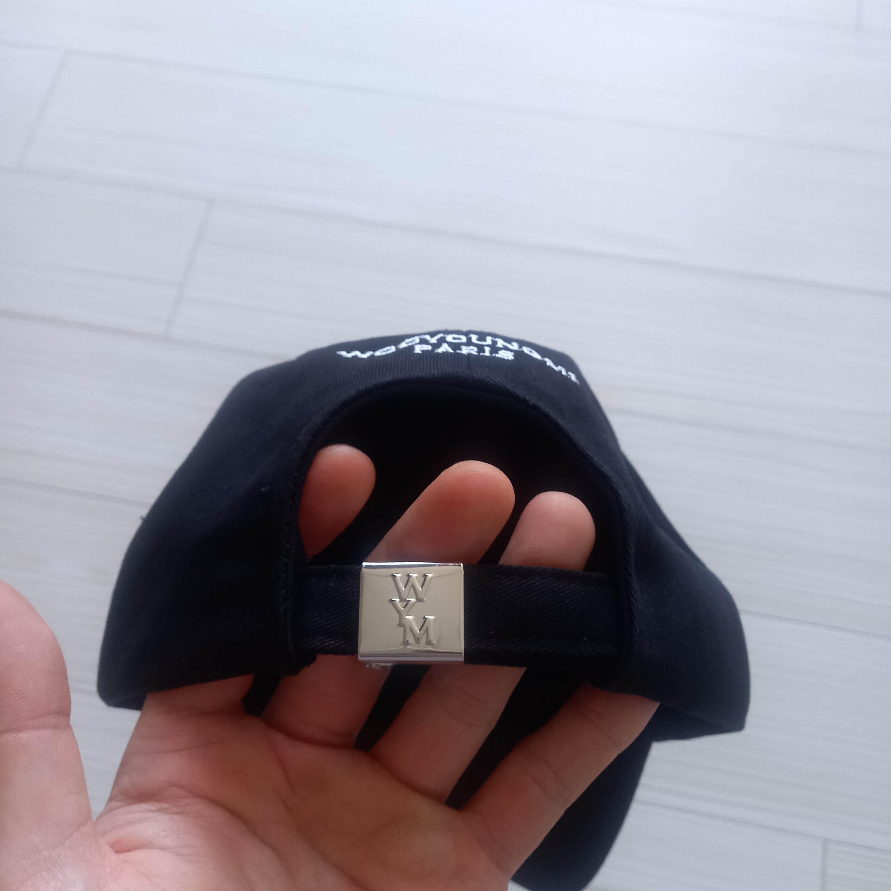 Wooyoungmi Logo Ball Cap Black 착용 스타일 - 2