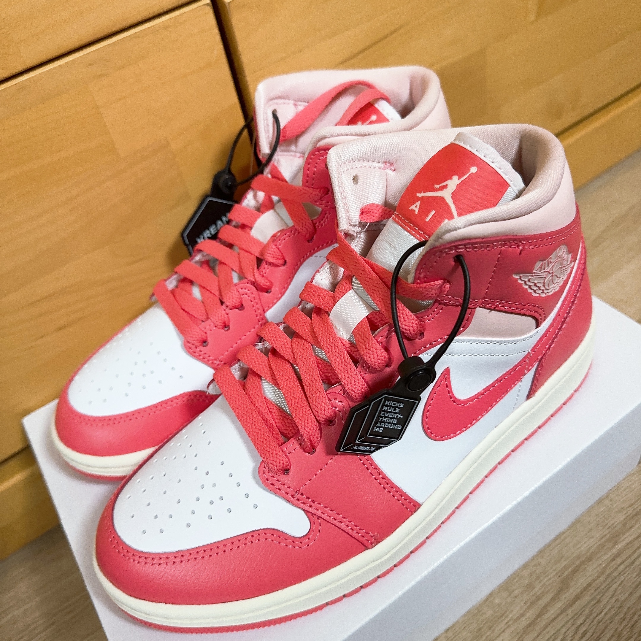 (W) Jordan 1 Mid Strawberries and Cream 착용 스타일 - 2