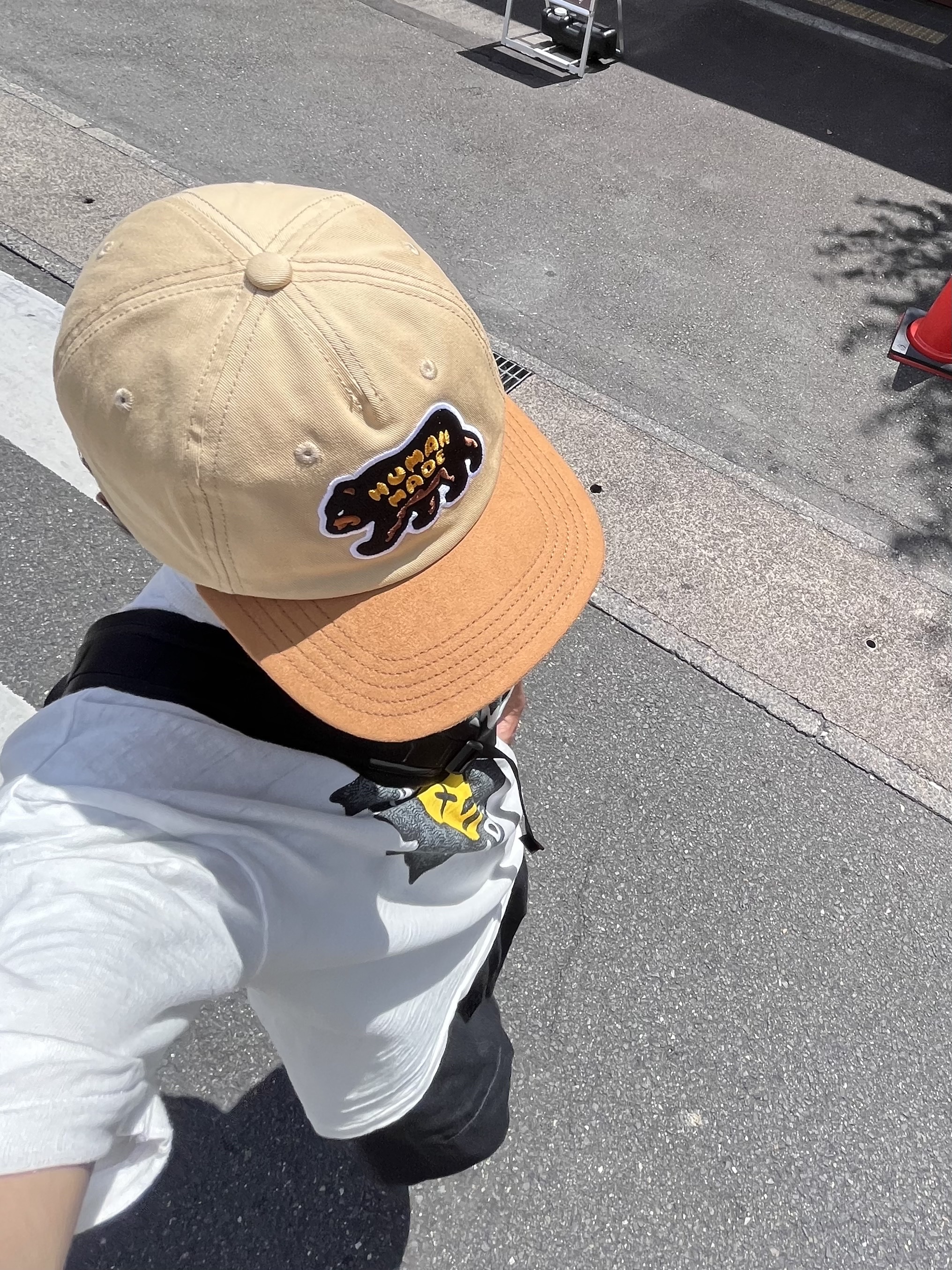 Human Made 5 Panel Twill Cap #2 Beige, Human Made x Kaws #1 T-Shirt White 착용 스타일 - 1