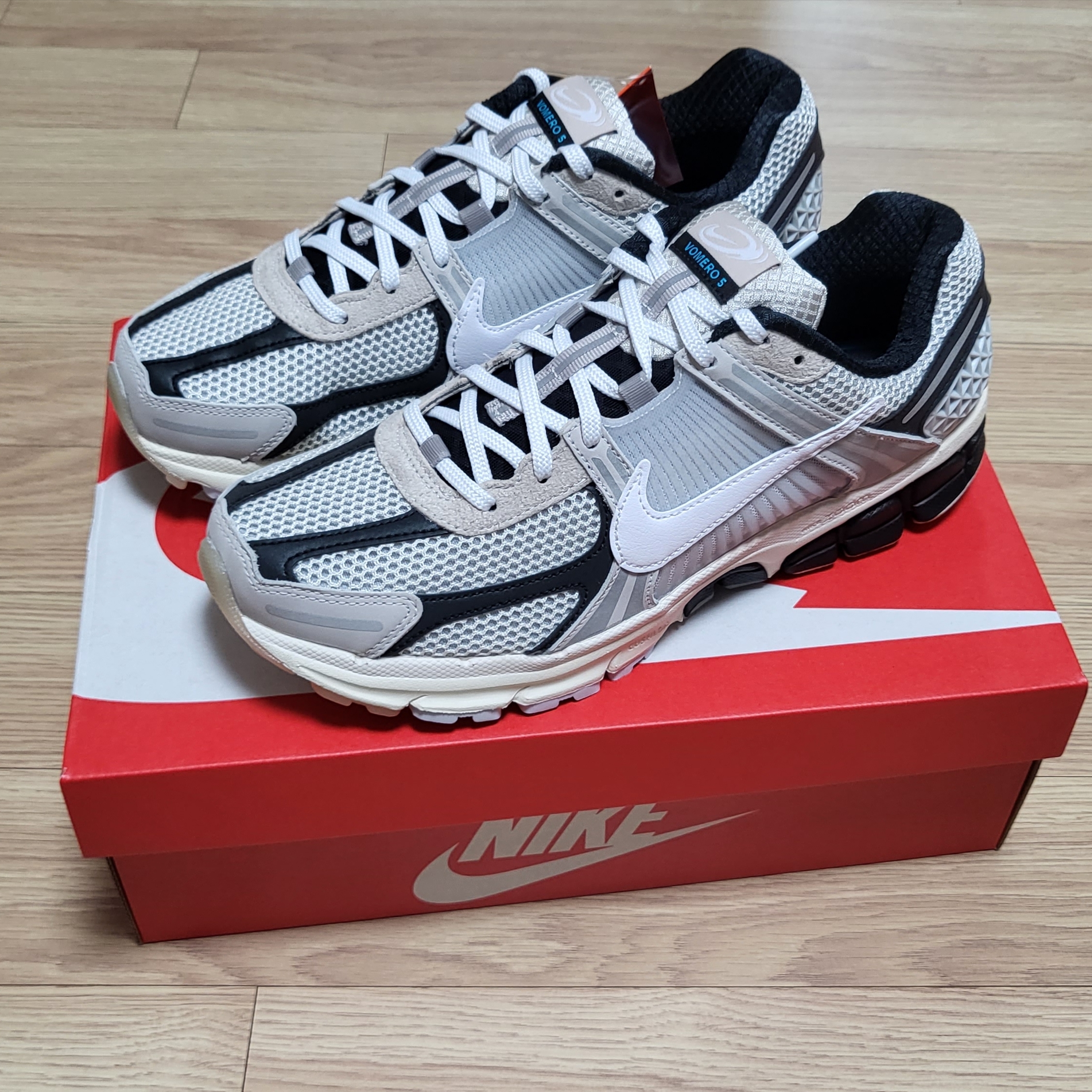 Nike Zoom Vomero 5 Light Bone and Black 착용 스타일 - 1