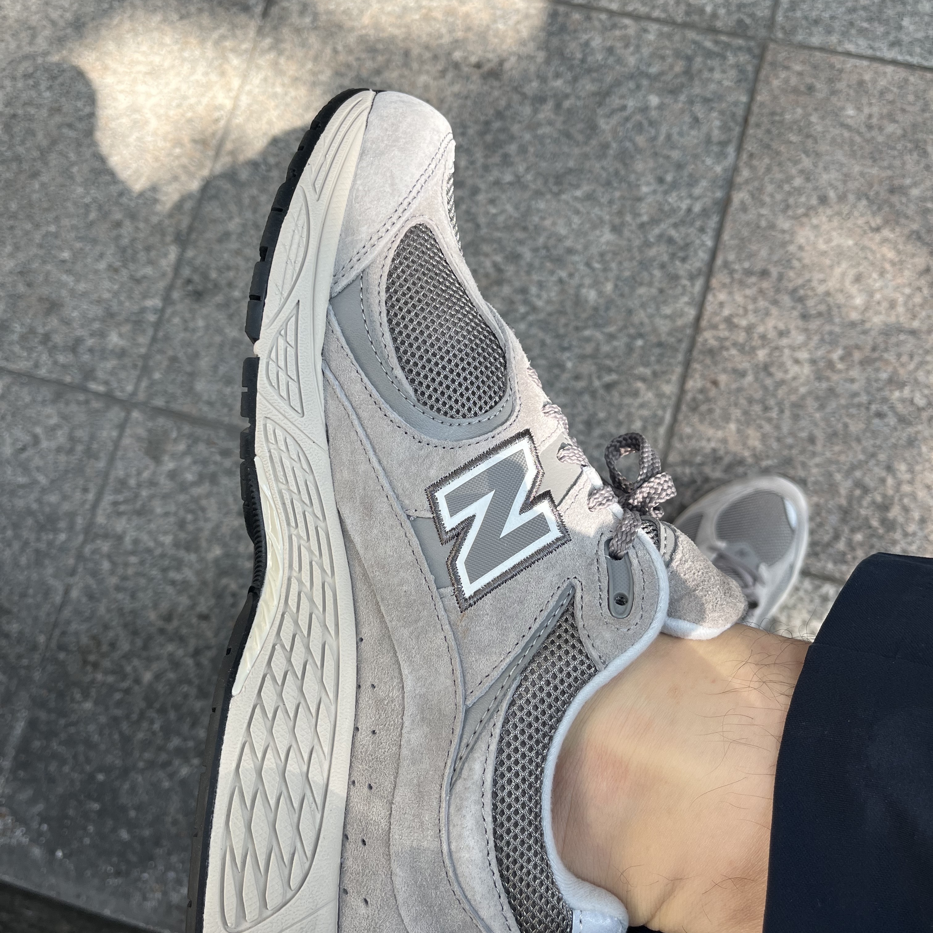 New Balance 2002R Grey 착용 스타일 - 1