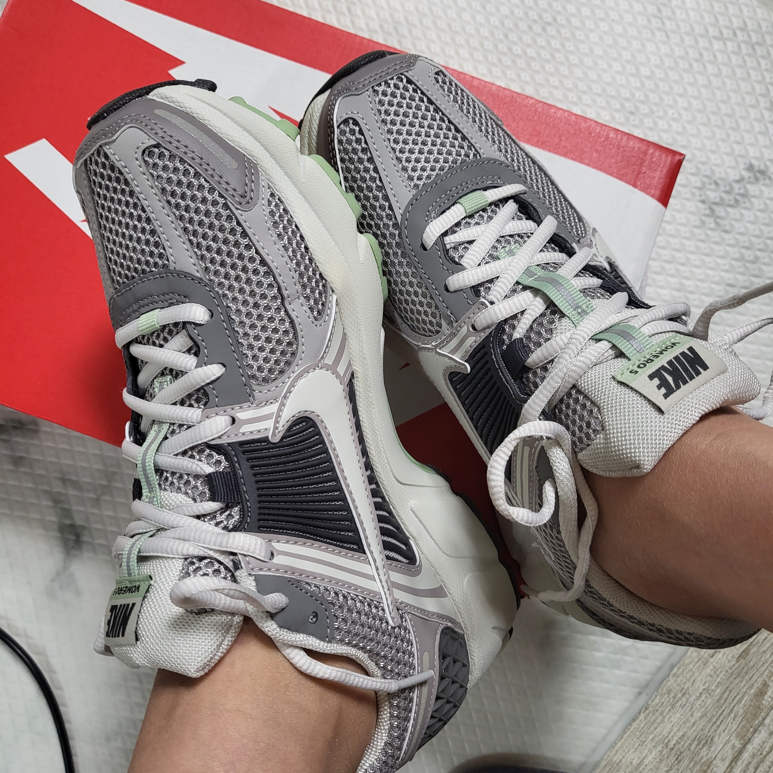 (W) Nike Zoom Vomero 5 Cobblestone and Flat Pewter 착용 스타일