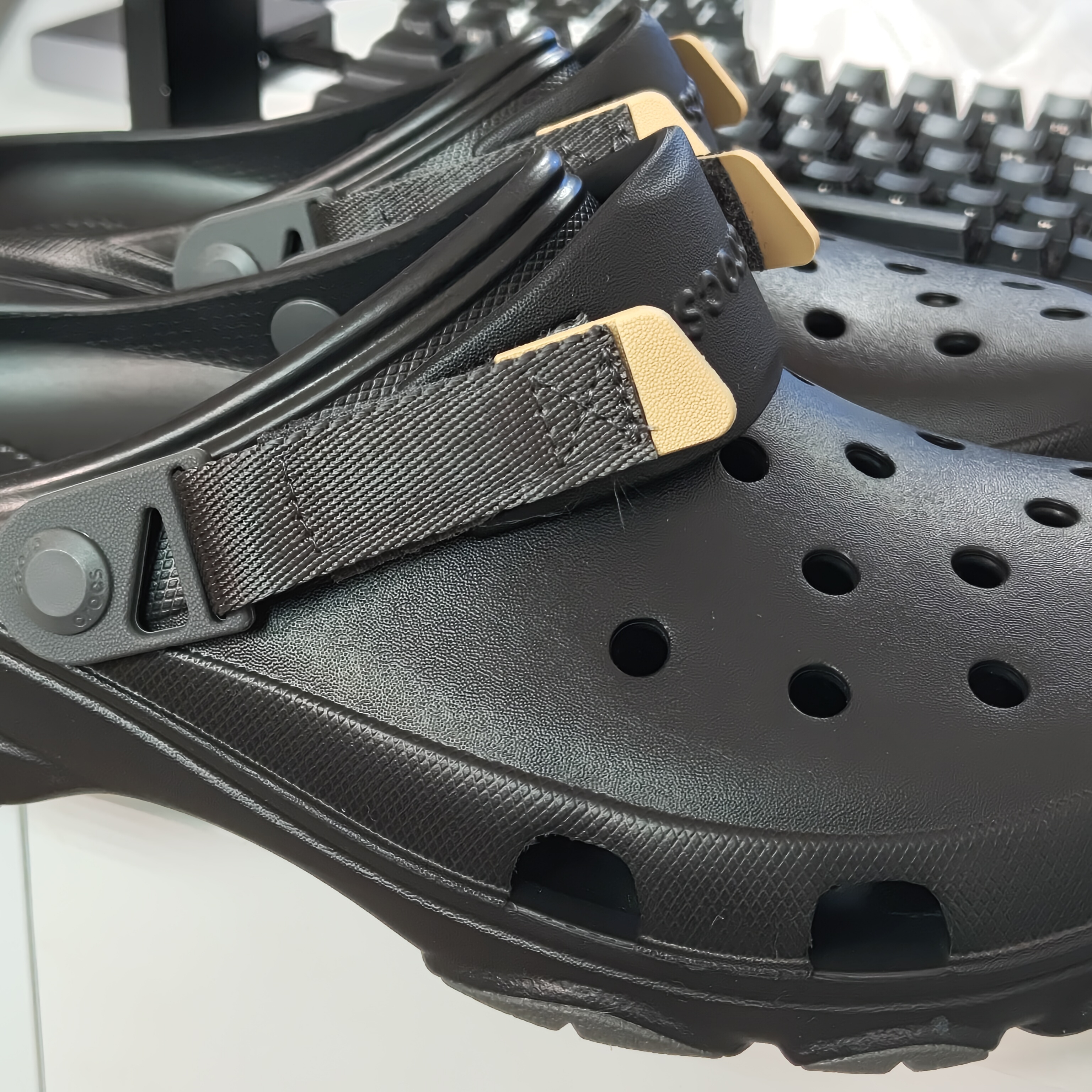 Crocs All Terrain Clog Black 착용 스타일