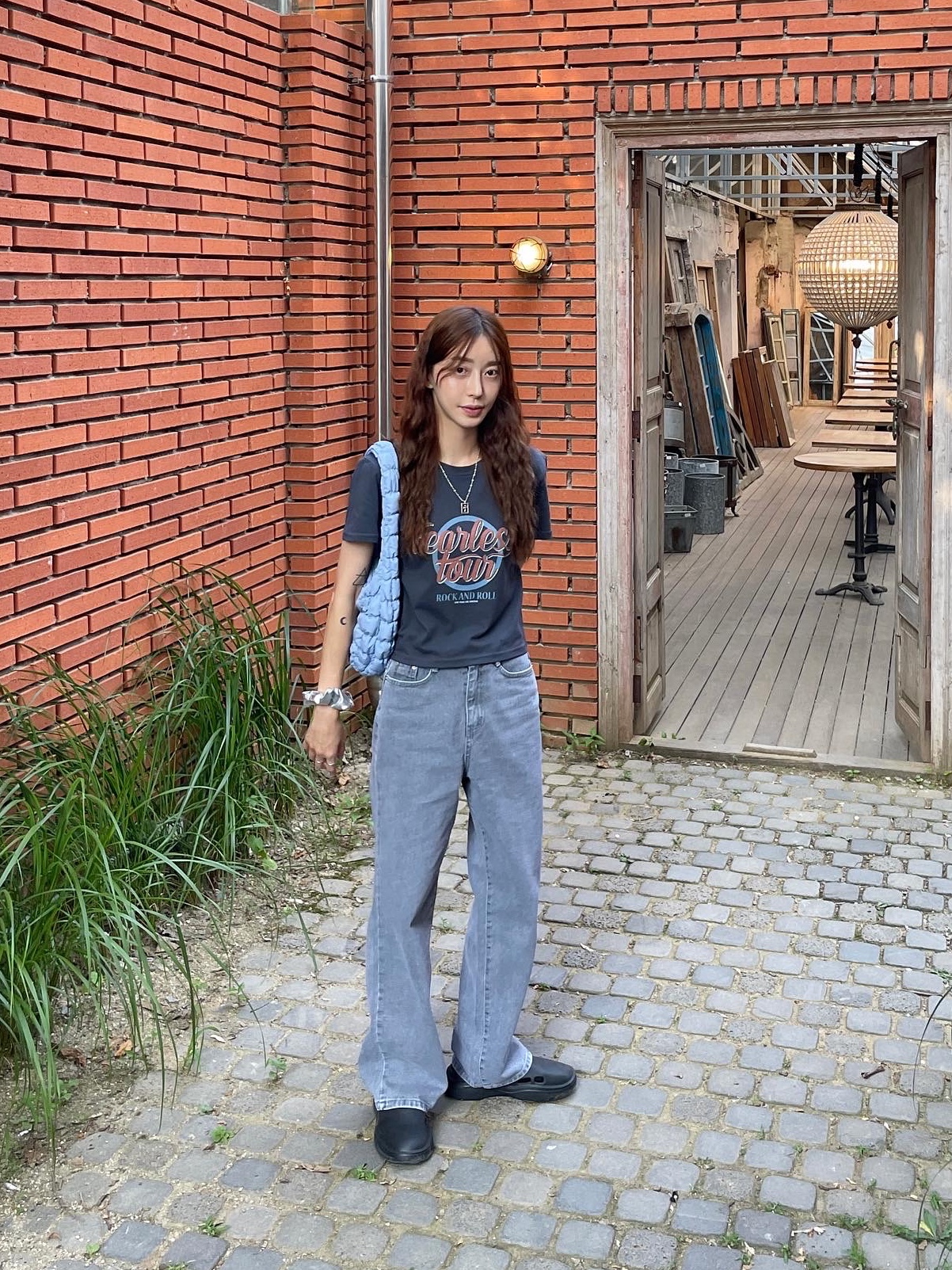 COS Quilted Mini Bag Light Blue, Prada Mellow Rubber Mules Black 착용 스타일 - 4