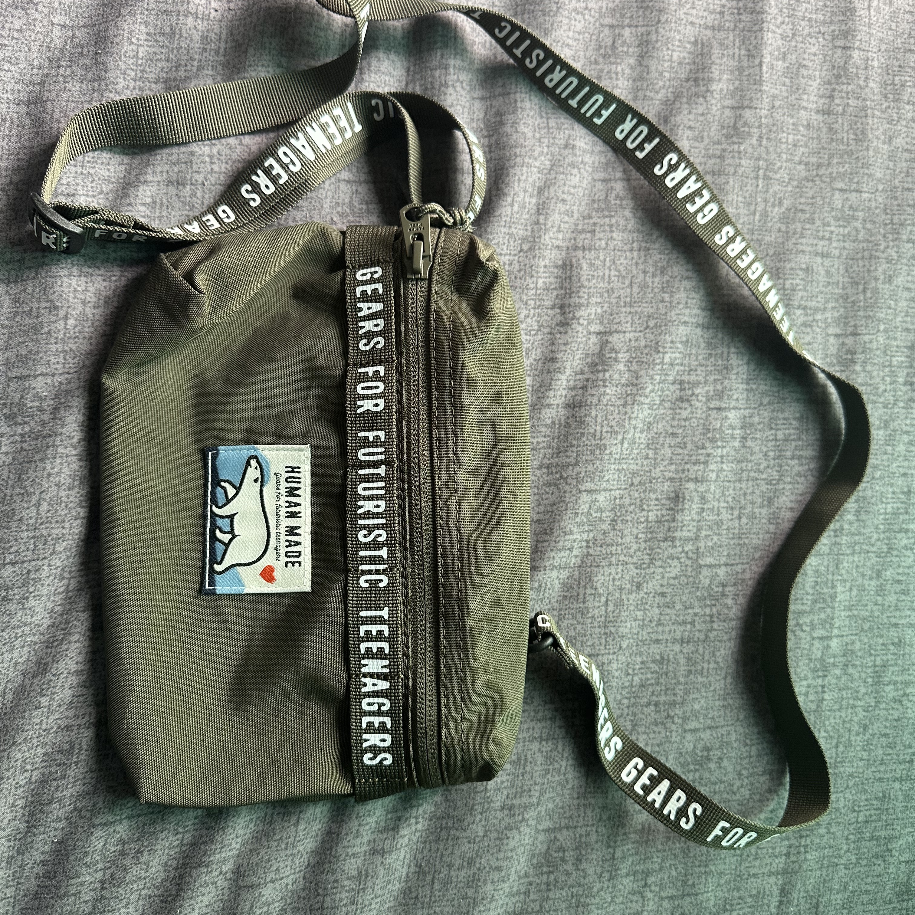 Human Made Sacoche Olive Drab 착용 스타일 - 2