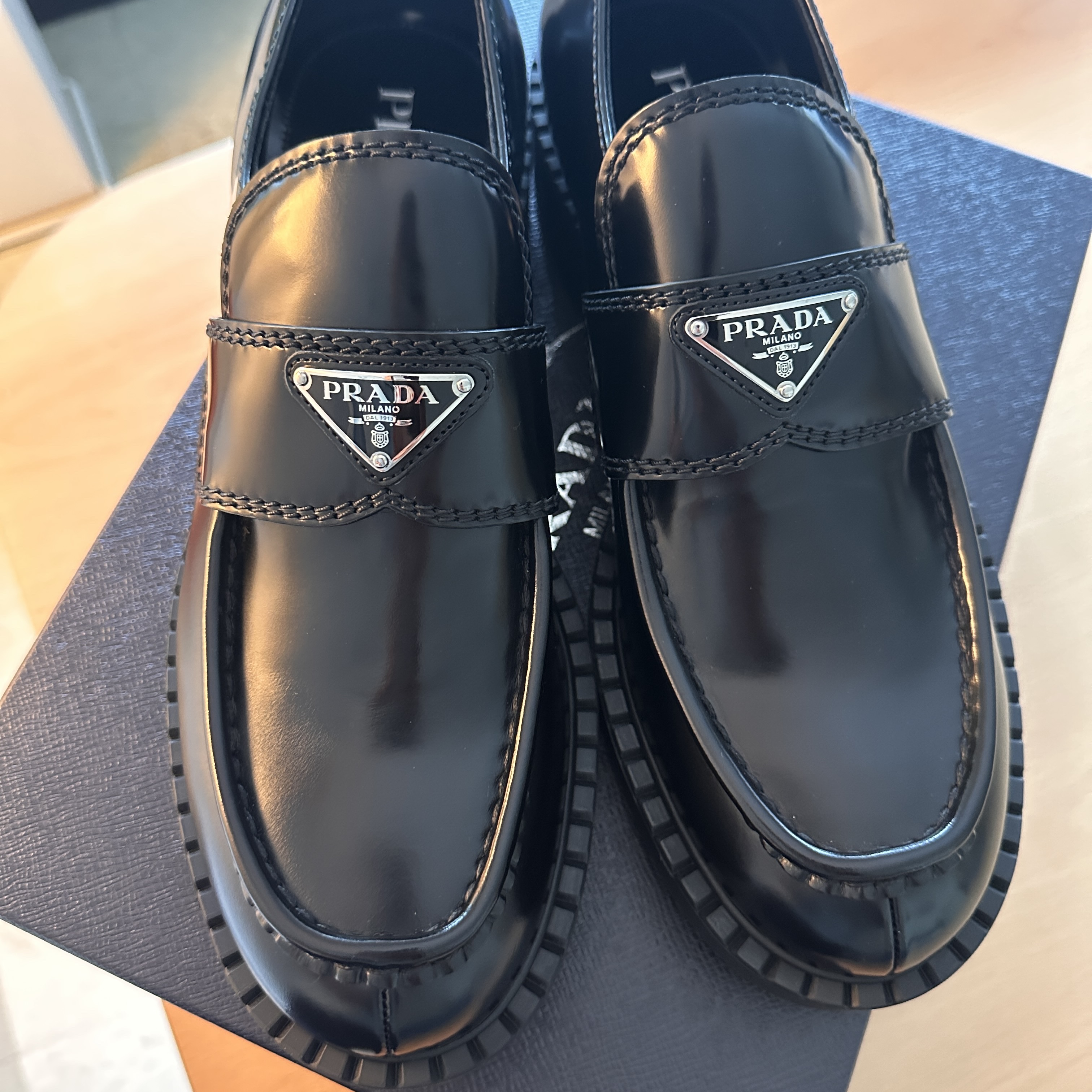 Prada Chocolate Brushed Leather Loafers Black 착용 스타일 - 2