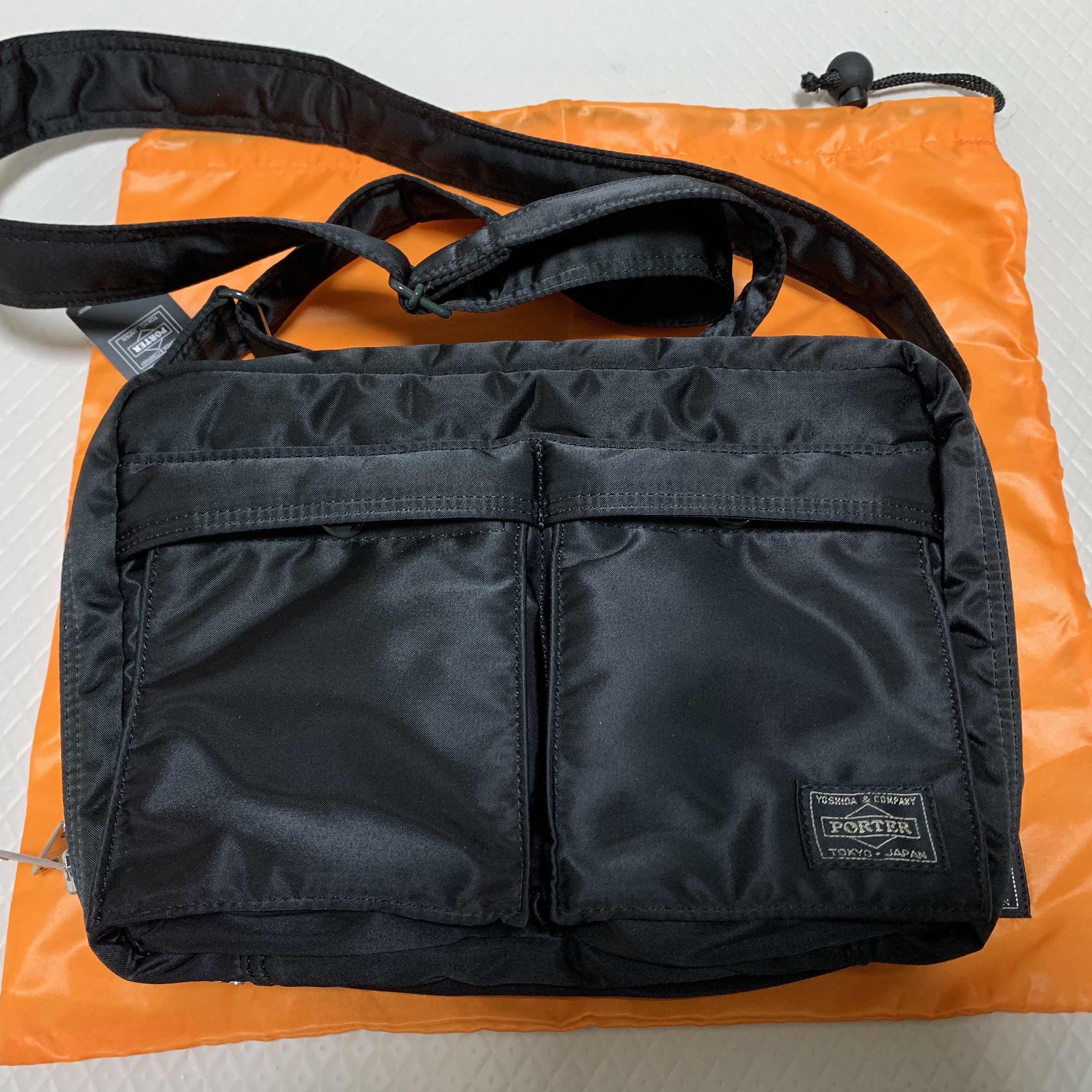Porter Tanker Shoulder Bag S Black 착용 스타일