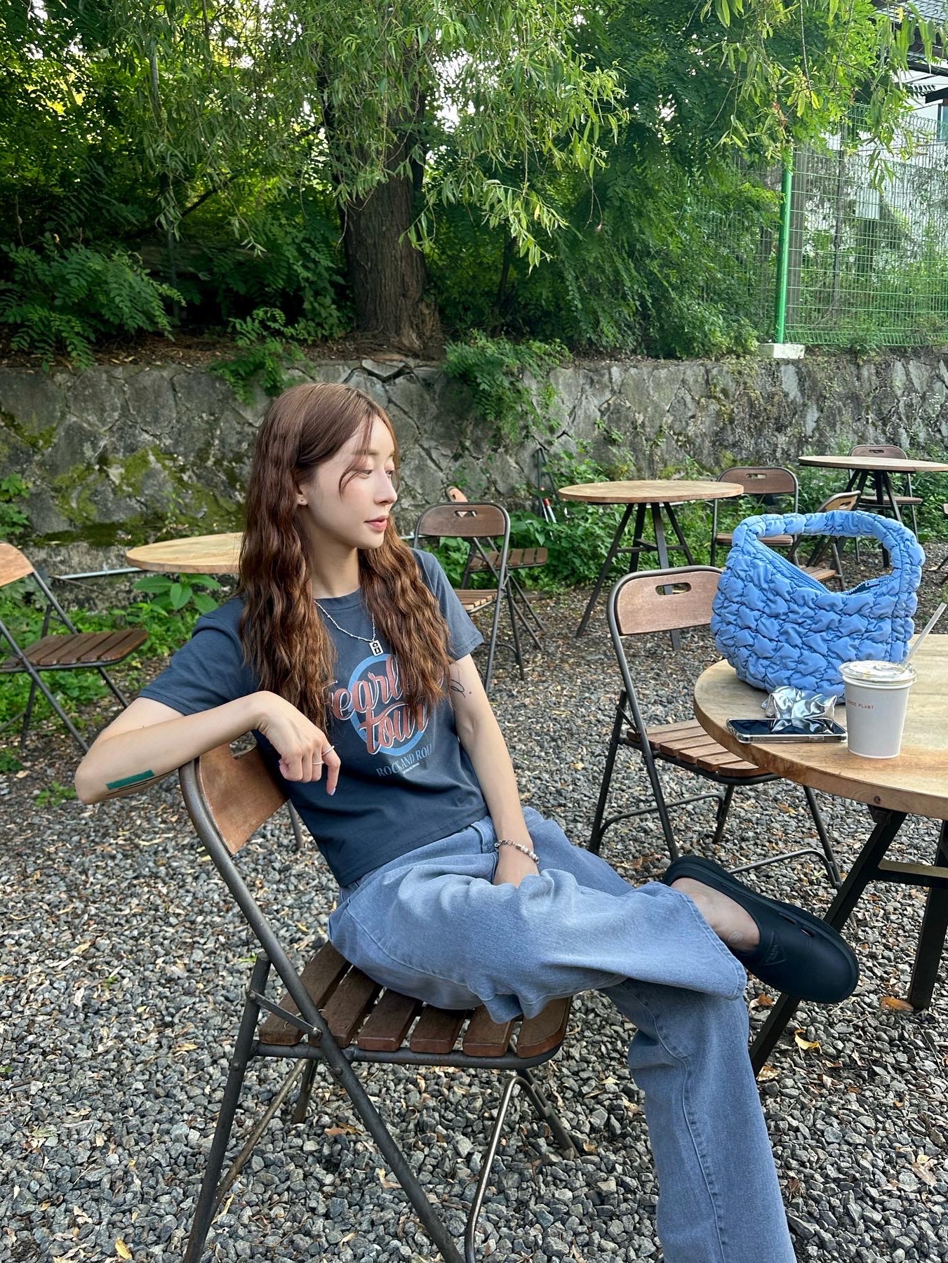 COS Quilted Mini Bag Light Blue, Prada Mellow Rubber Mules Black 착용 스타일 - 2
