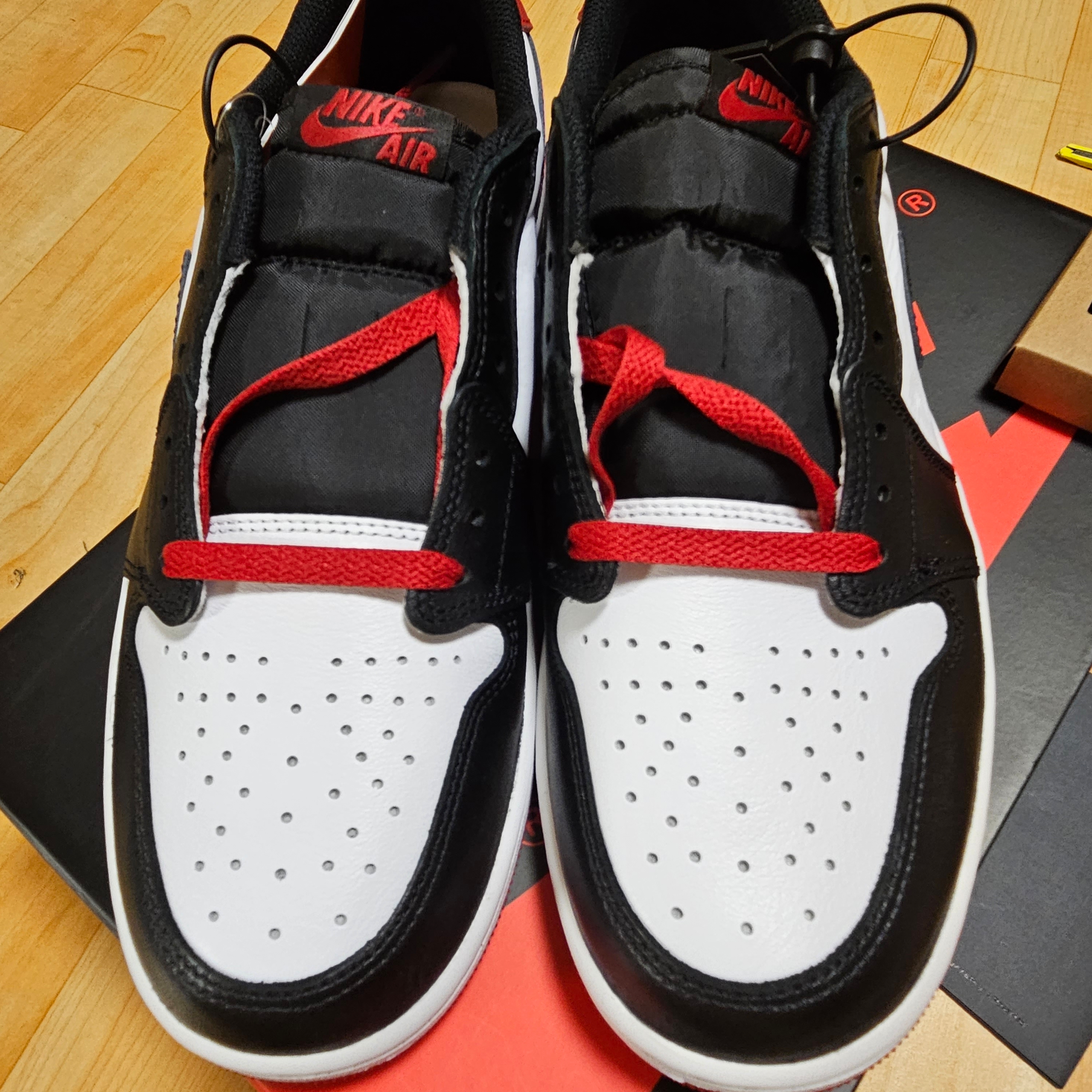 Jordan 1 Retro Low OG Black Toe 착용 스타일 - 2