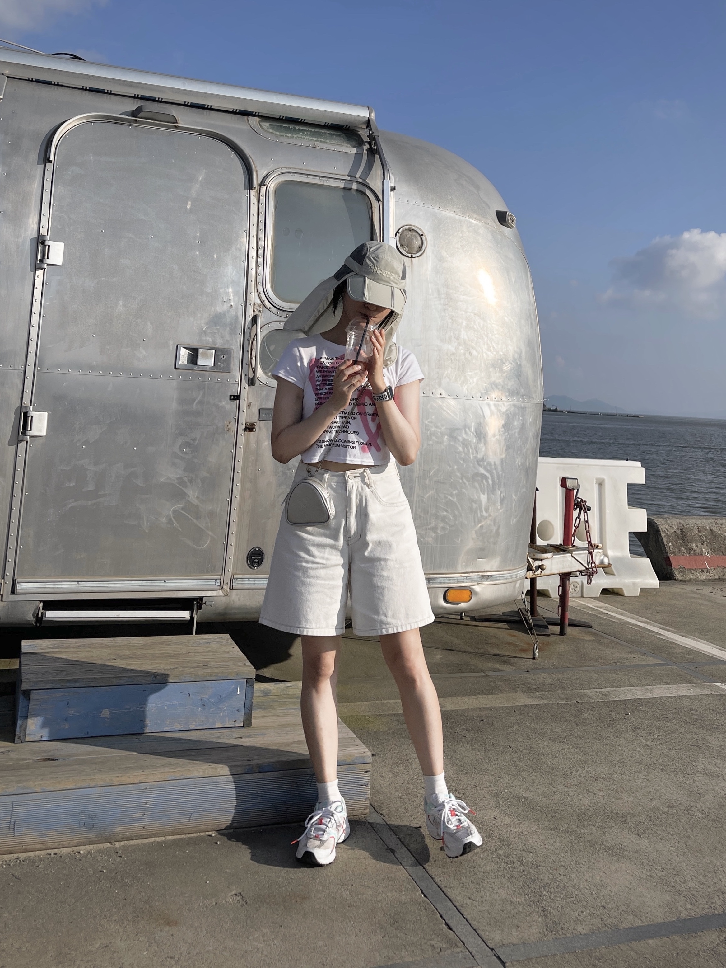 The Museum Visitor Crop Heart Sprayed T-Shirt White, New Balance 530 White Turquoise 착용 스타일 - 2