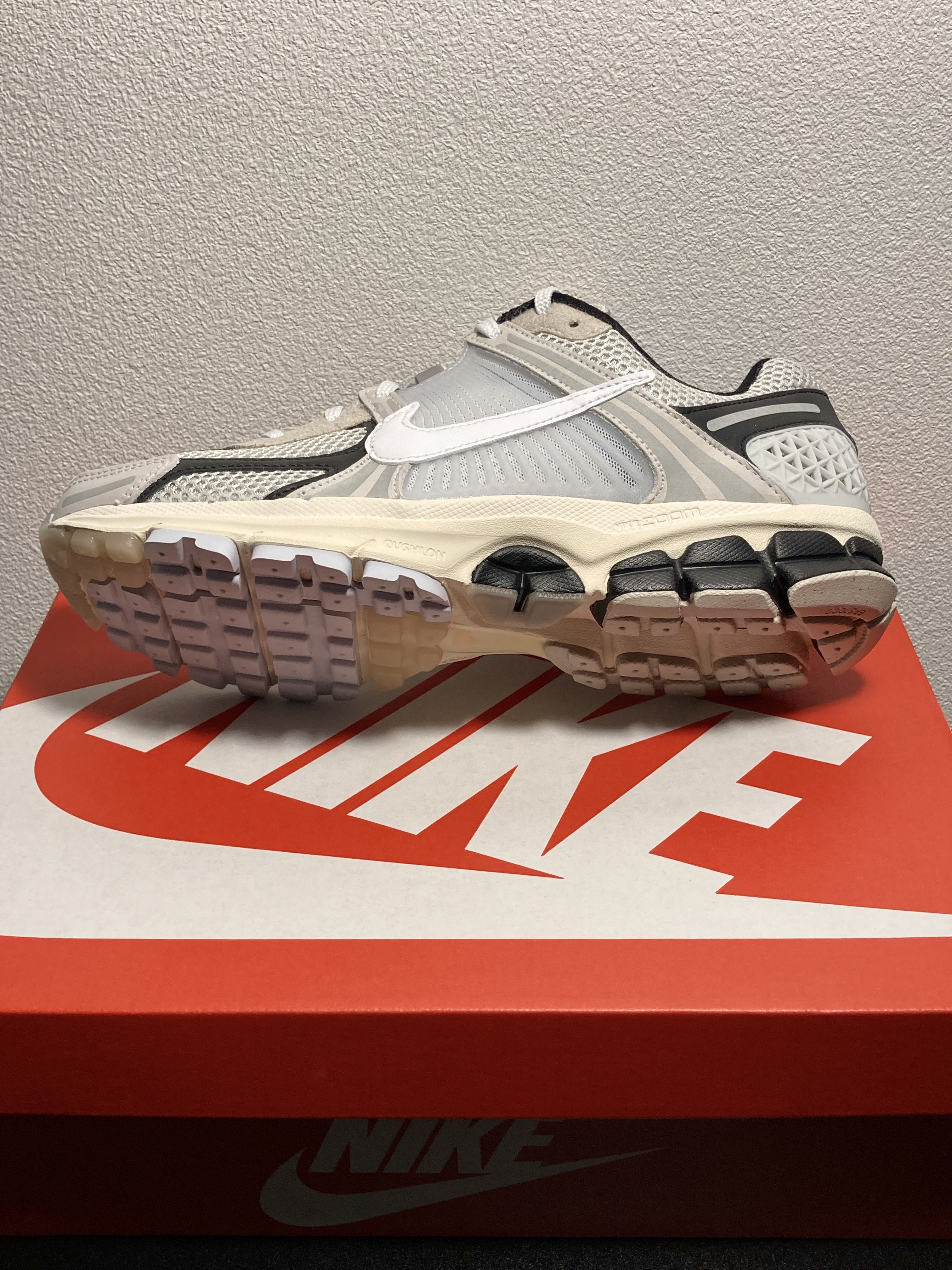 Nike Zoom Vomero 5 Light Bone and Black 착용 스타일 - 4