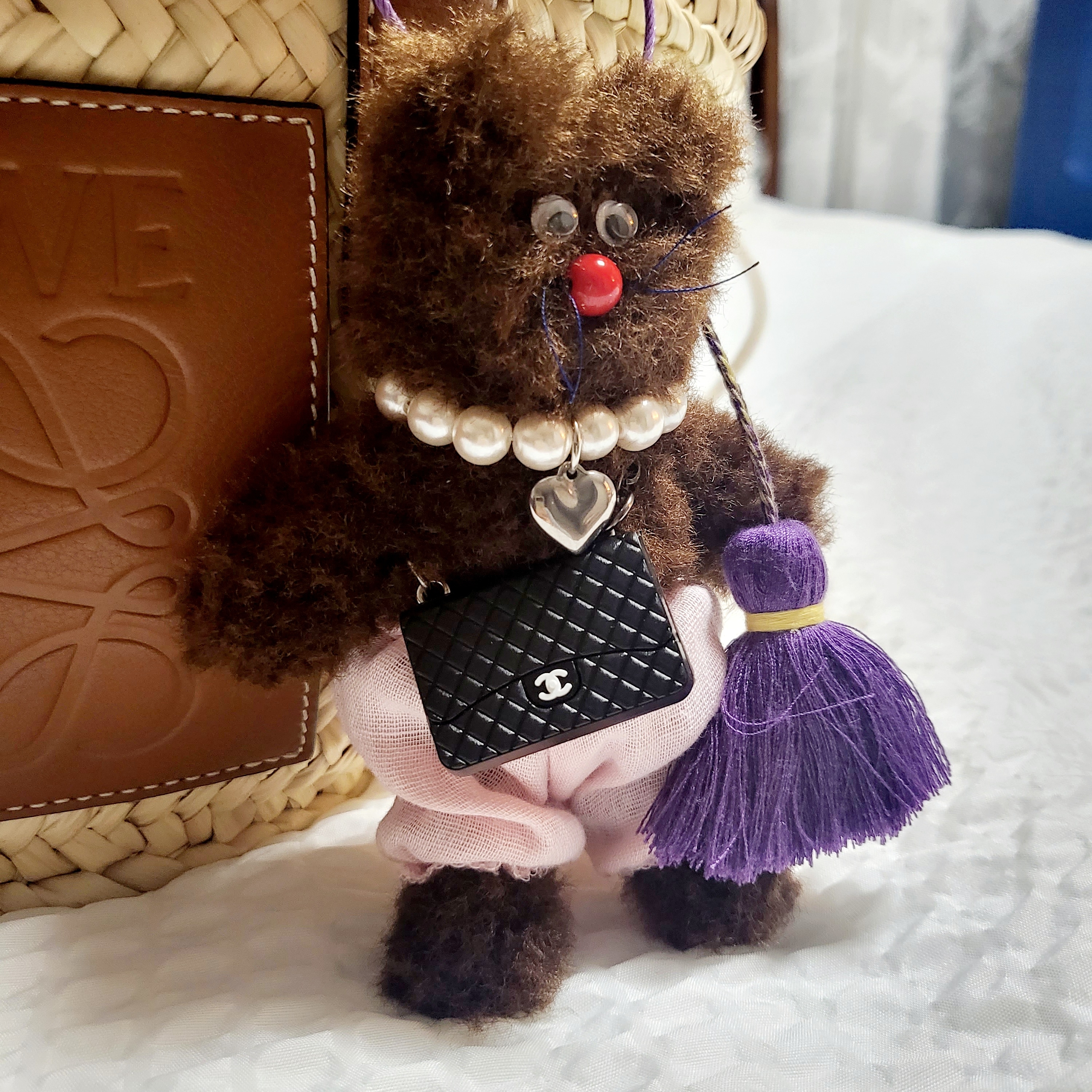 Monamhee Bred Keyring with Pink Pants Brown 착용 스타일 - 1