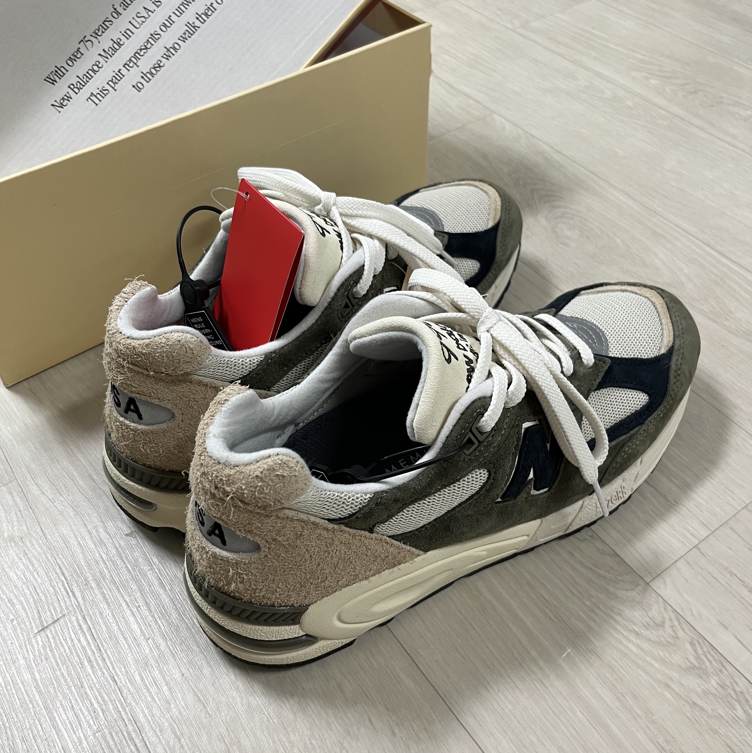 New Balance 990v2 Made in USA Grey Tan 착용 스타일 - 3