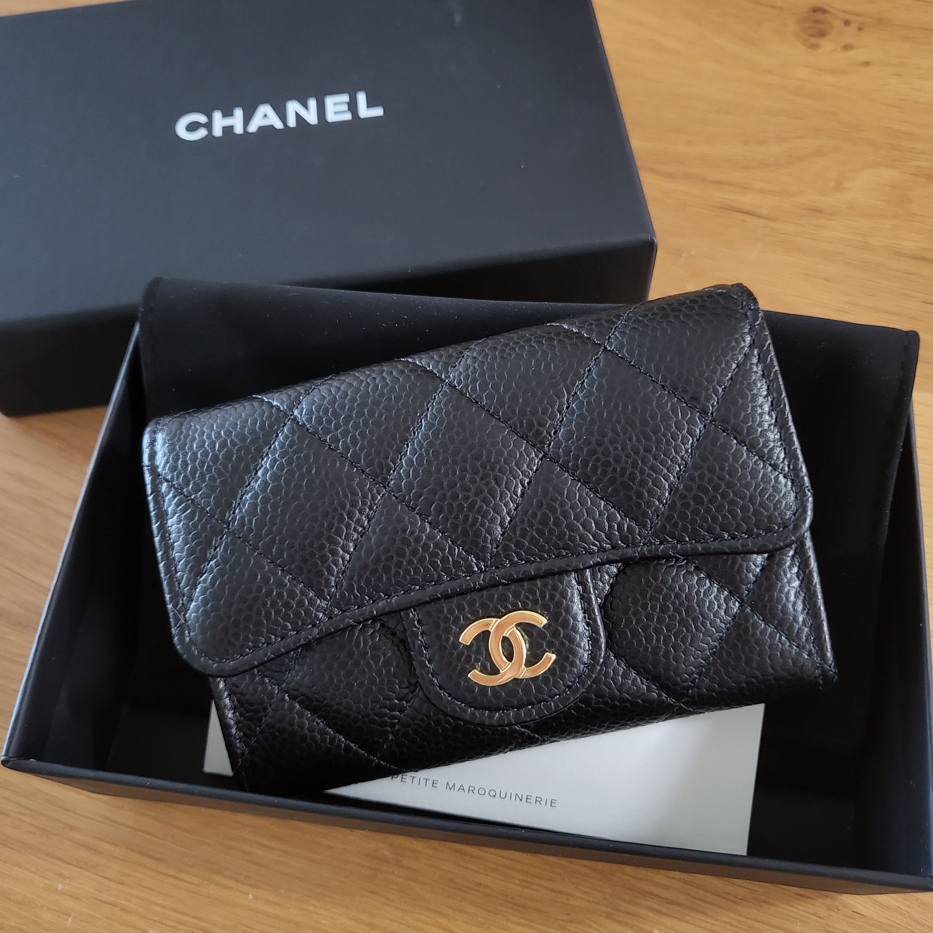 Chanel Classic Card Holder Grained Calfskin & Gold Black 착용 스타일