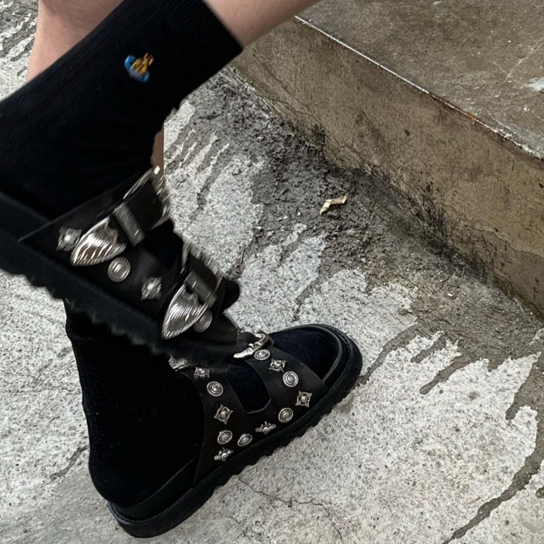 Toga Virilis AJ830 Slides Leather Black, (W) Vivienne Westwood One Point Orb Rib Crew Socks Black 착용 스타일 - 4