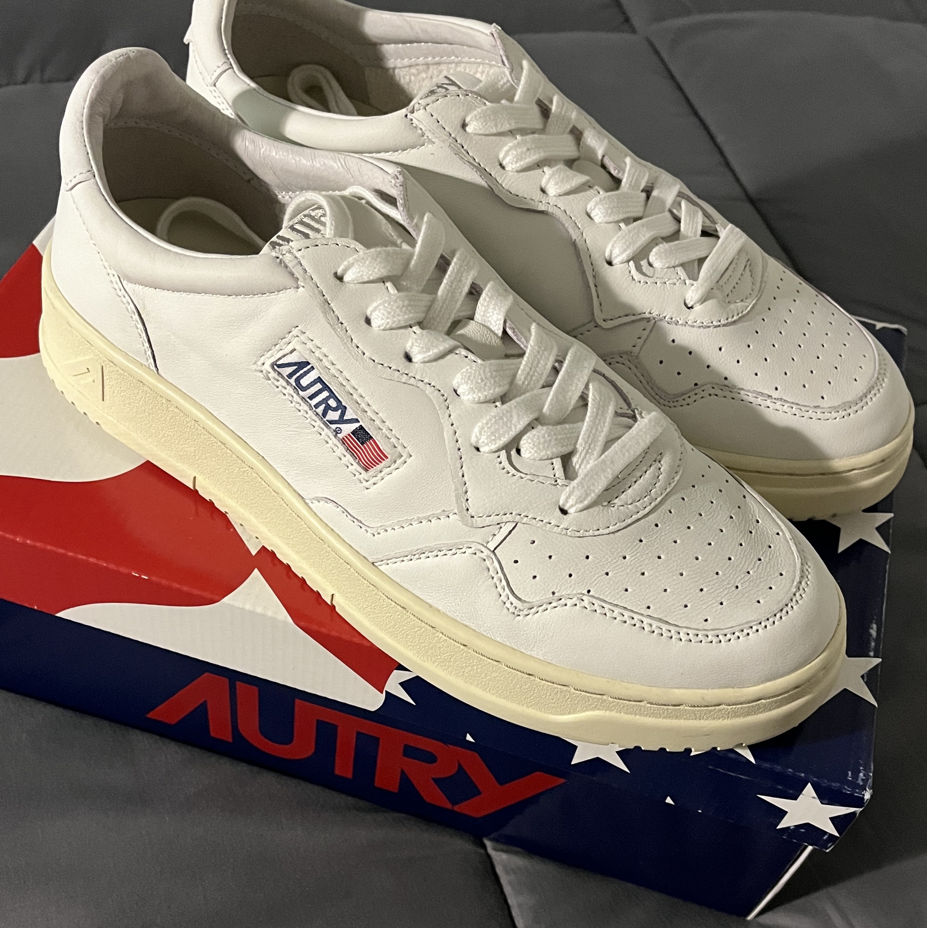 Autry Medalist Low Goatskin Sneakers White 착용 스타일 - 1