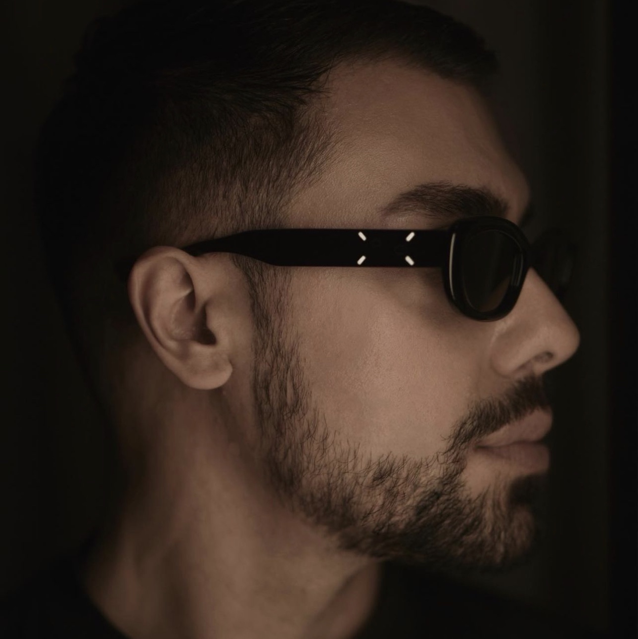 Gentle Monster x Maison Margiela MM004 Black Black 착용 스타일 - 2