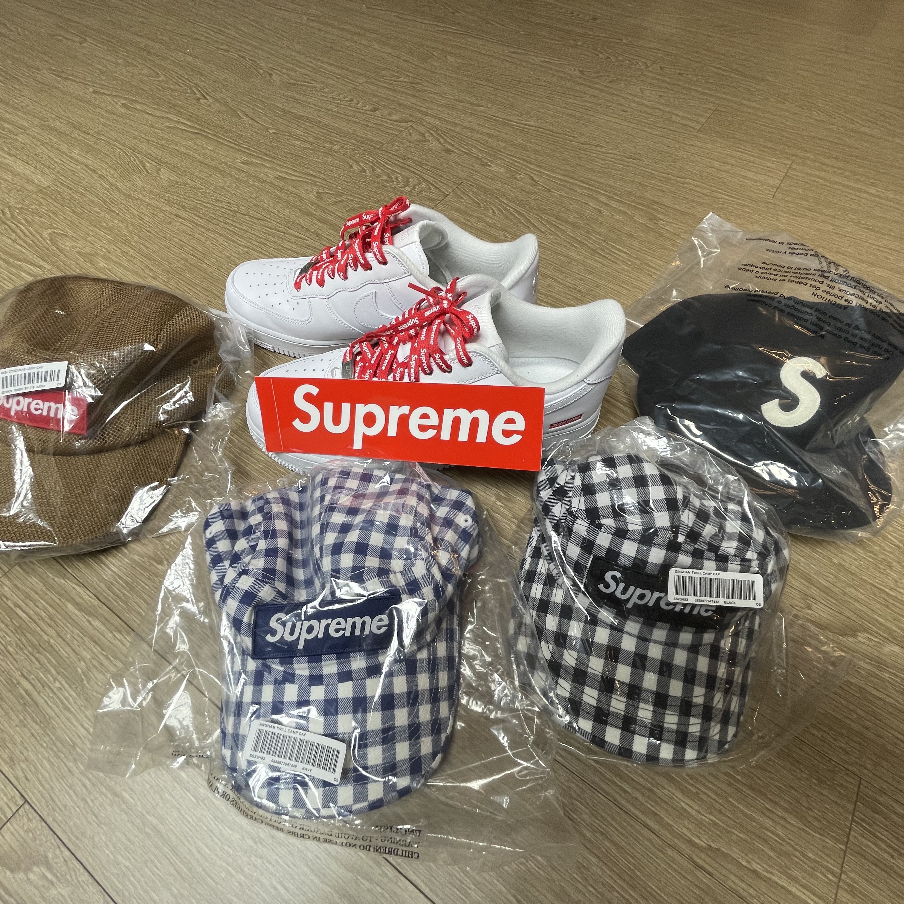 Nike x Supreme Air Force 1 Low White, Supreme Ebbets S Logo Fitted 6-Panel Black - 23SS 착용 스타일 - 4