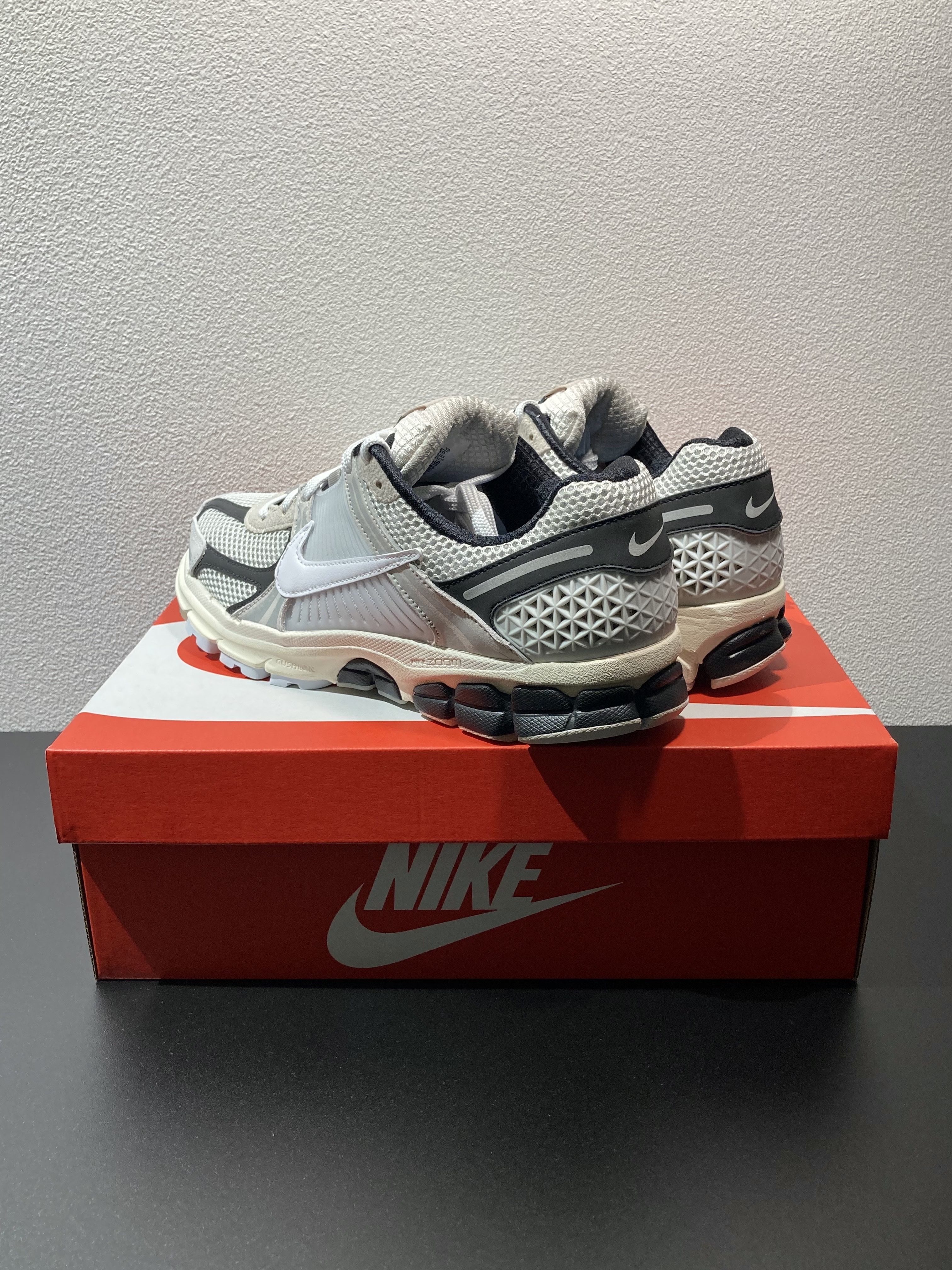 Nike Zoom Vomero 5 Light Bone and Black 착용 스타일 - 2