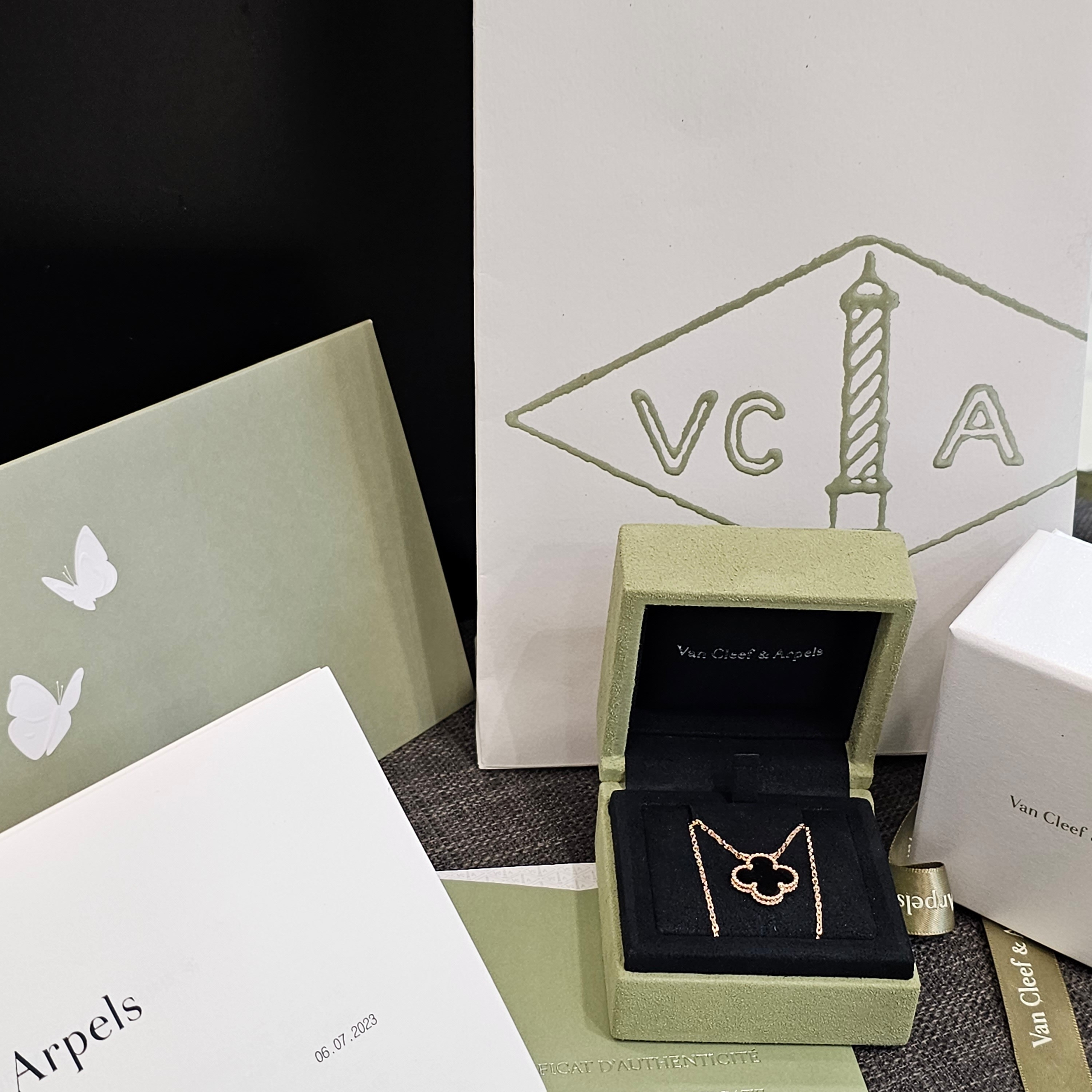 (W) Van Cleef & Arpels Vintage Alhambra Pendant Rose Gold Mother of Pearl 착용 스타일