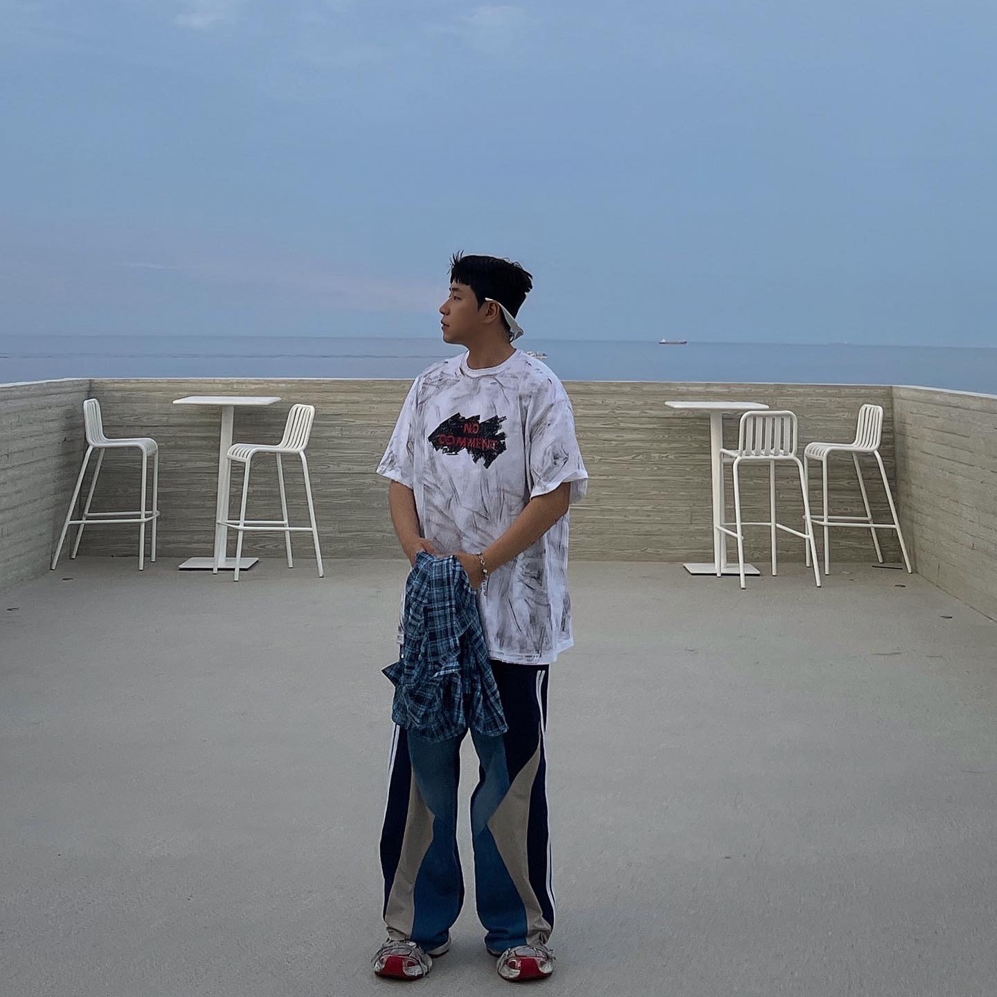 [KREAM 단독] Civision by CSC Hybrid Track Pants Navy 착용 스타일 - 3