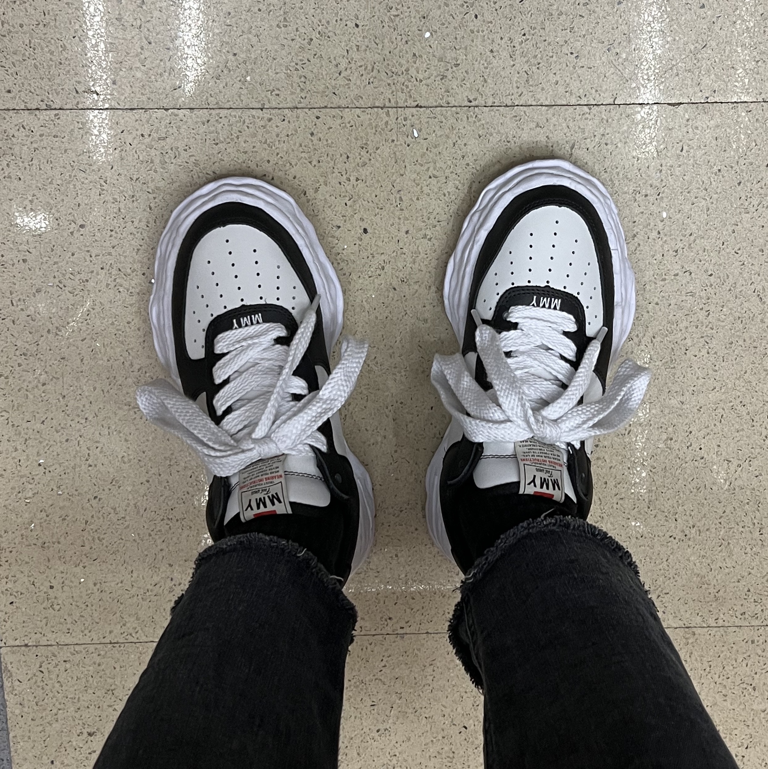 Maison Mihara Yasuhiro Wayne OG Sole Leather Low-top Sneakers Black White 착용 스타일