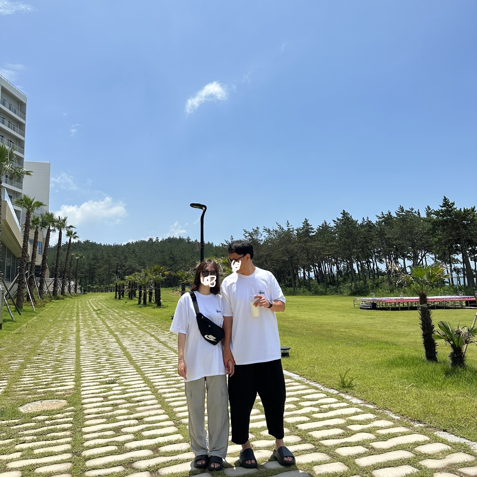 Stussy Basic Stussy T-Shirt White 2023, Adidas Yeezy Slide Onyx 착용 스타일 - 2