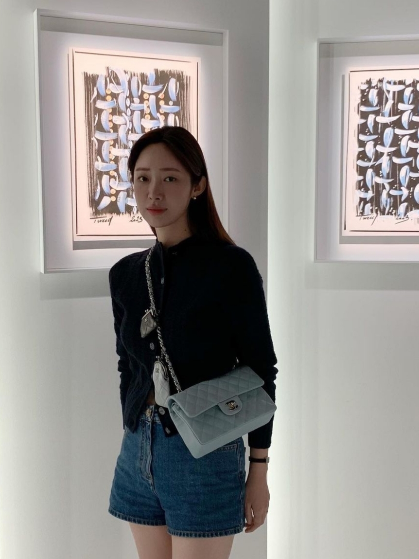 Chanel Small Classic Handbag Grained Calfskin & Gold Light Blue 착용 스타일 - 2