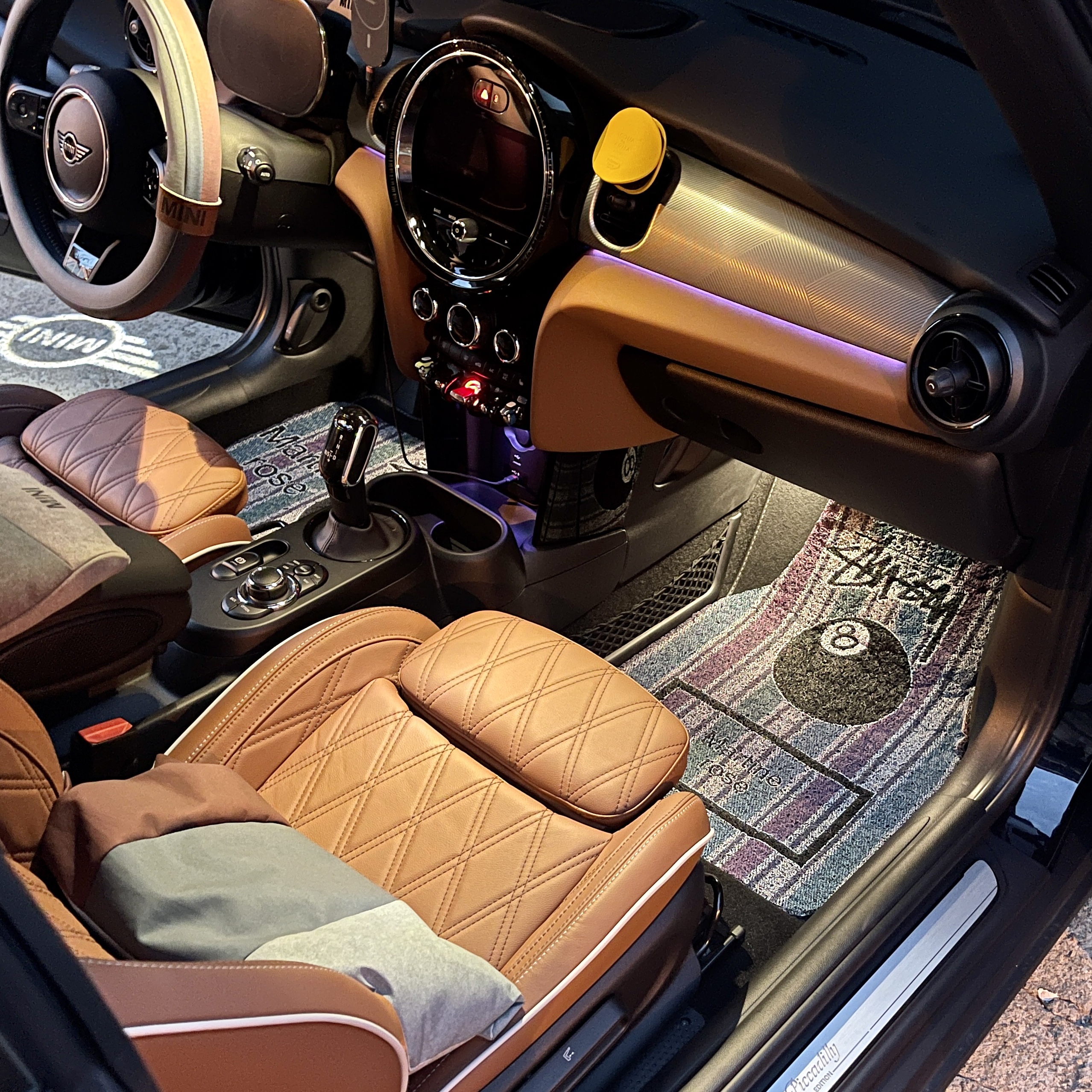Stussy x Martine Rose Car Mat Set 착용 스타일 - 1