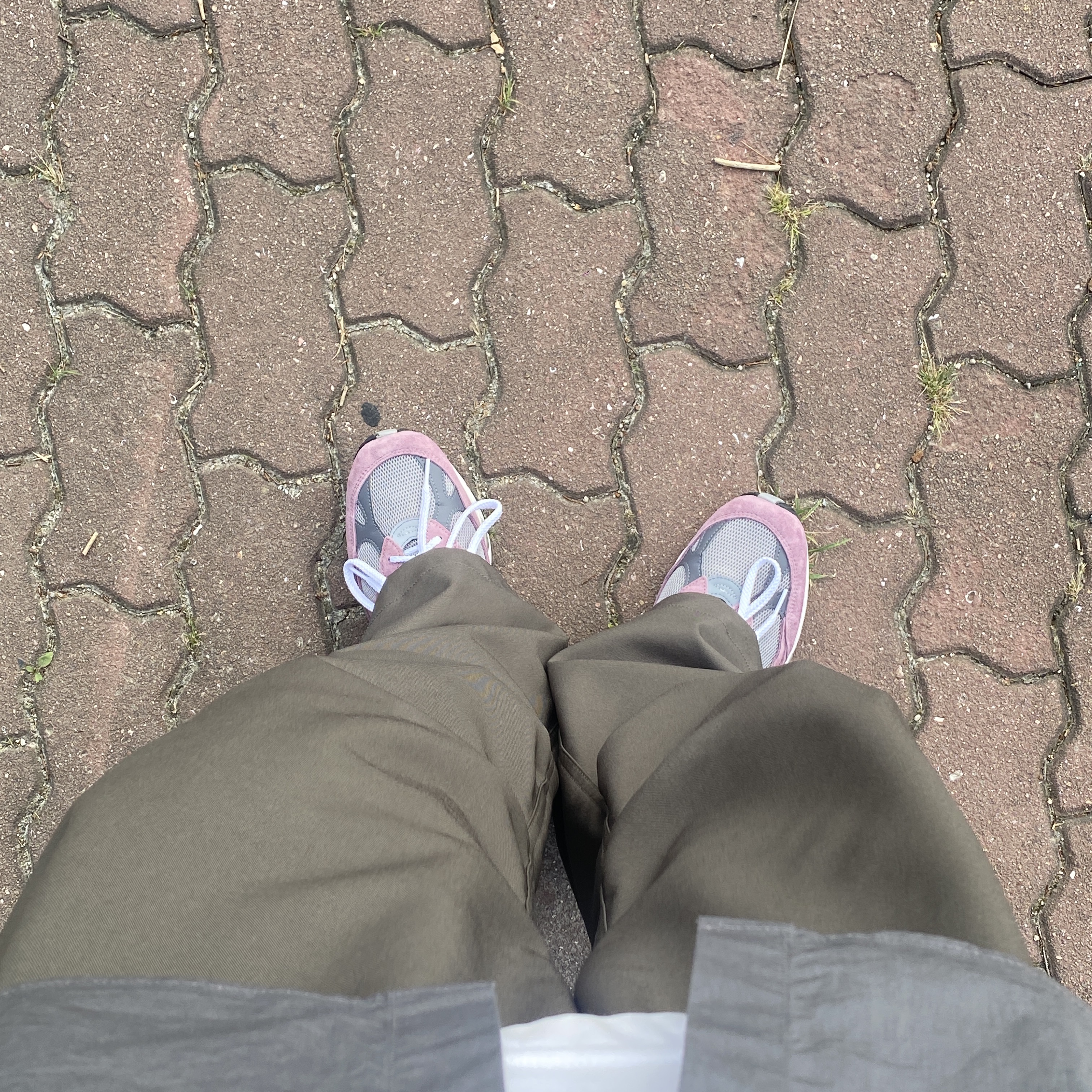 New Balance 991 Made in UK Pink Grey 착용 스타일 - 2