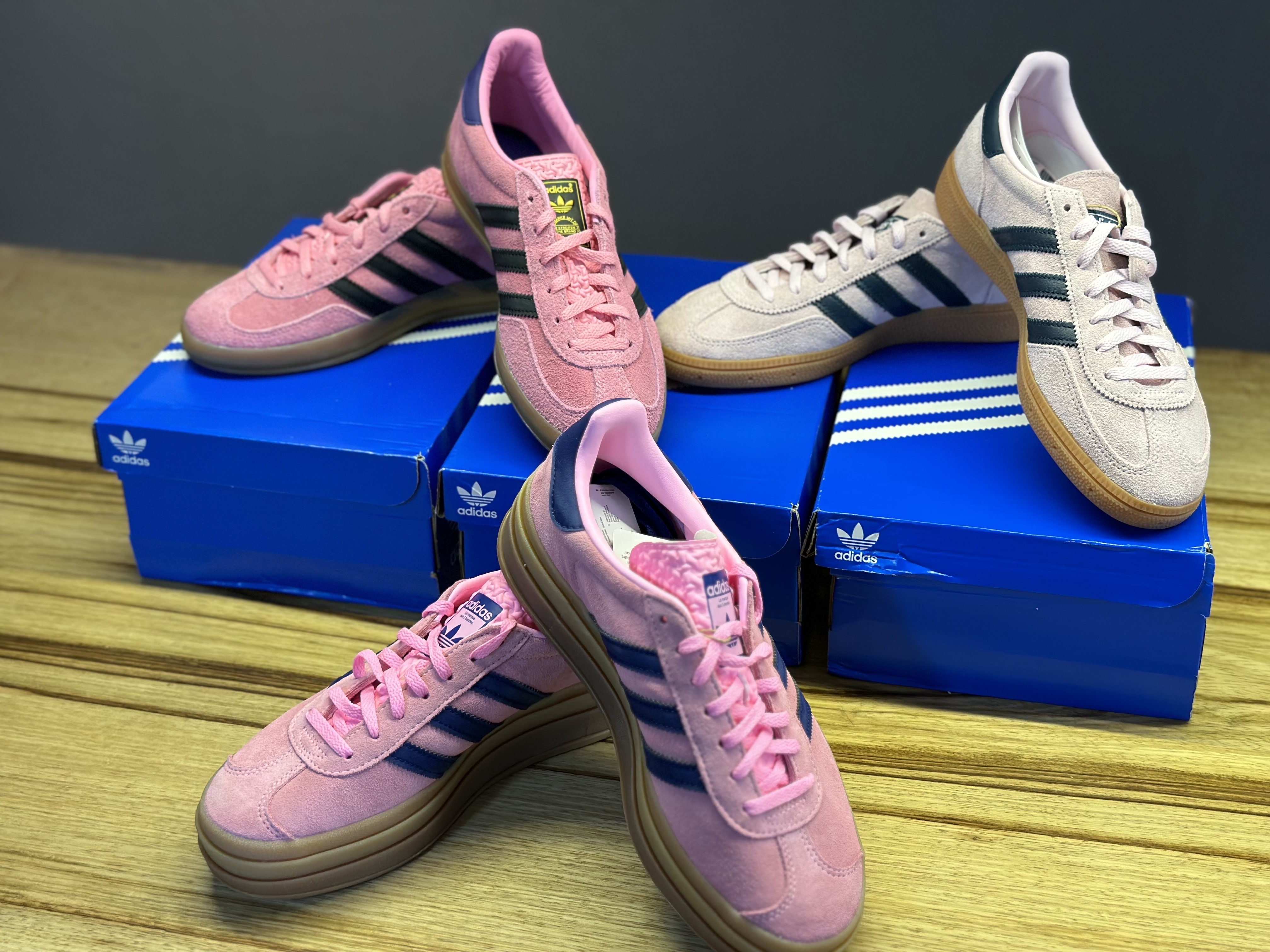(W) Adidas Spezial Handball Clear Pink, (W) Adidas Gazelle Bold Pink Glow Victory Blue 착용 스타일 - 3