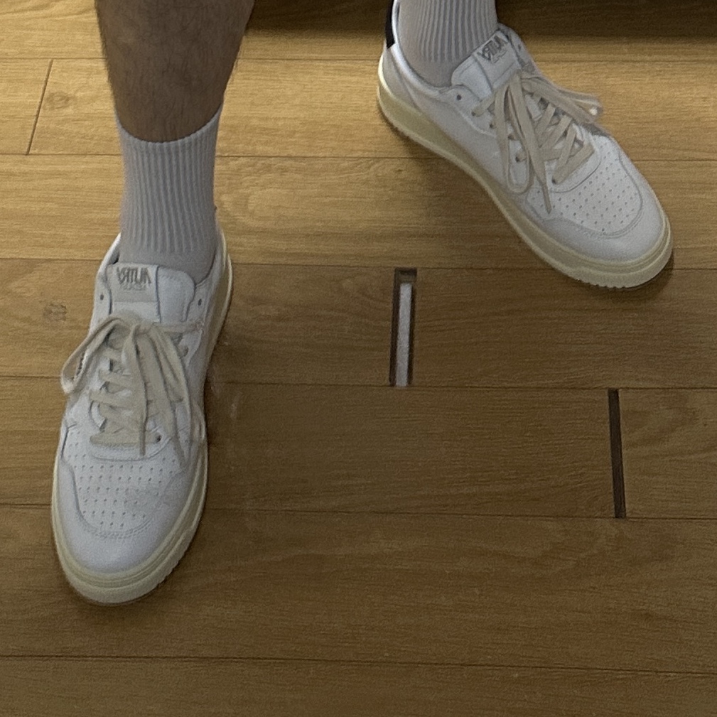 Autry Medalist Low Leather Sneakers White Blue 착용 스타일 - 2