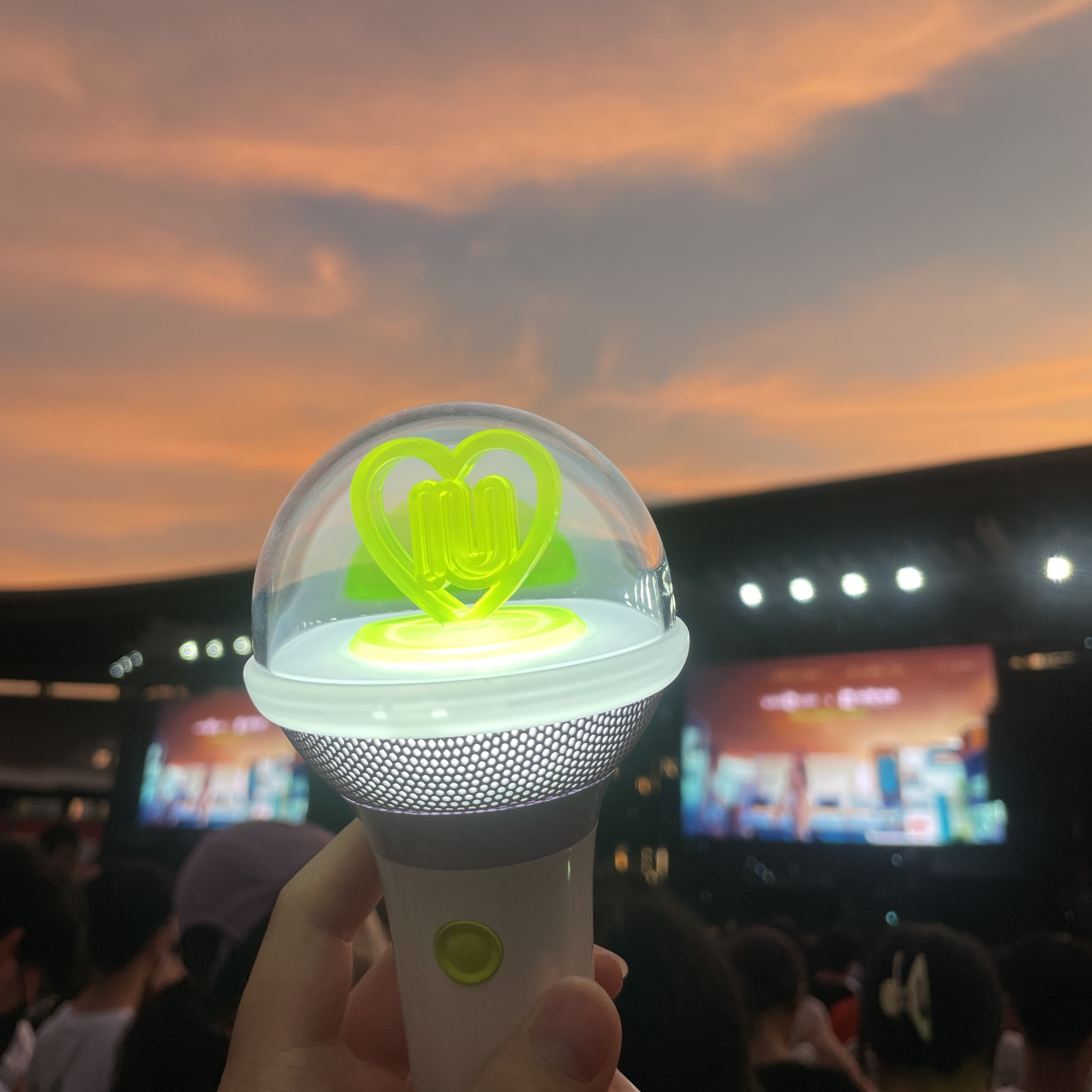 IU Official Light Stick Ver.3 I-KE 착용 스타일 - 2